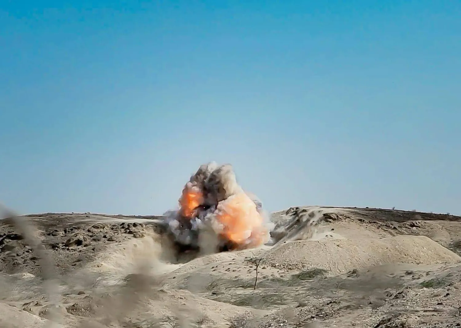 جانب من عمليات تدمير المخلفات الحربية (مسام)