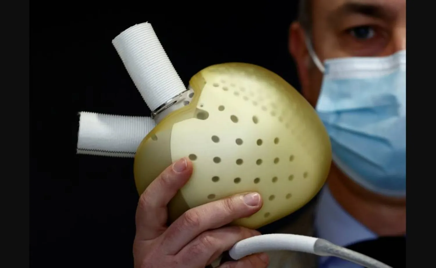 ترتبط صحة القلب ارتباطاً وثيقاً بنمط الحياة والنظام الغذائي اليومي (رويترز)