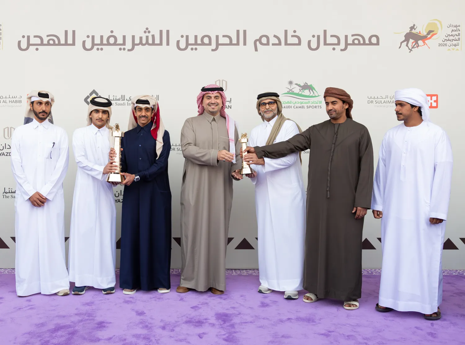 الأمير فهد بن جلوي خلال تتويج الفائزين (الشرق الأوسط)