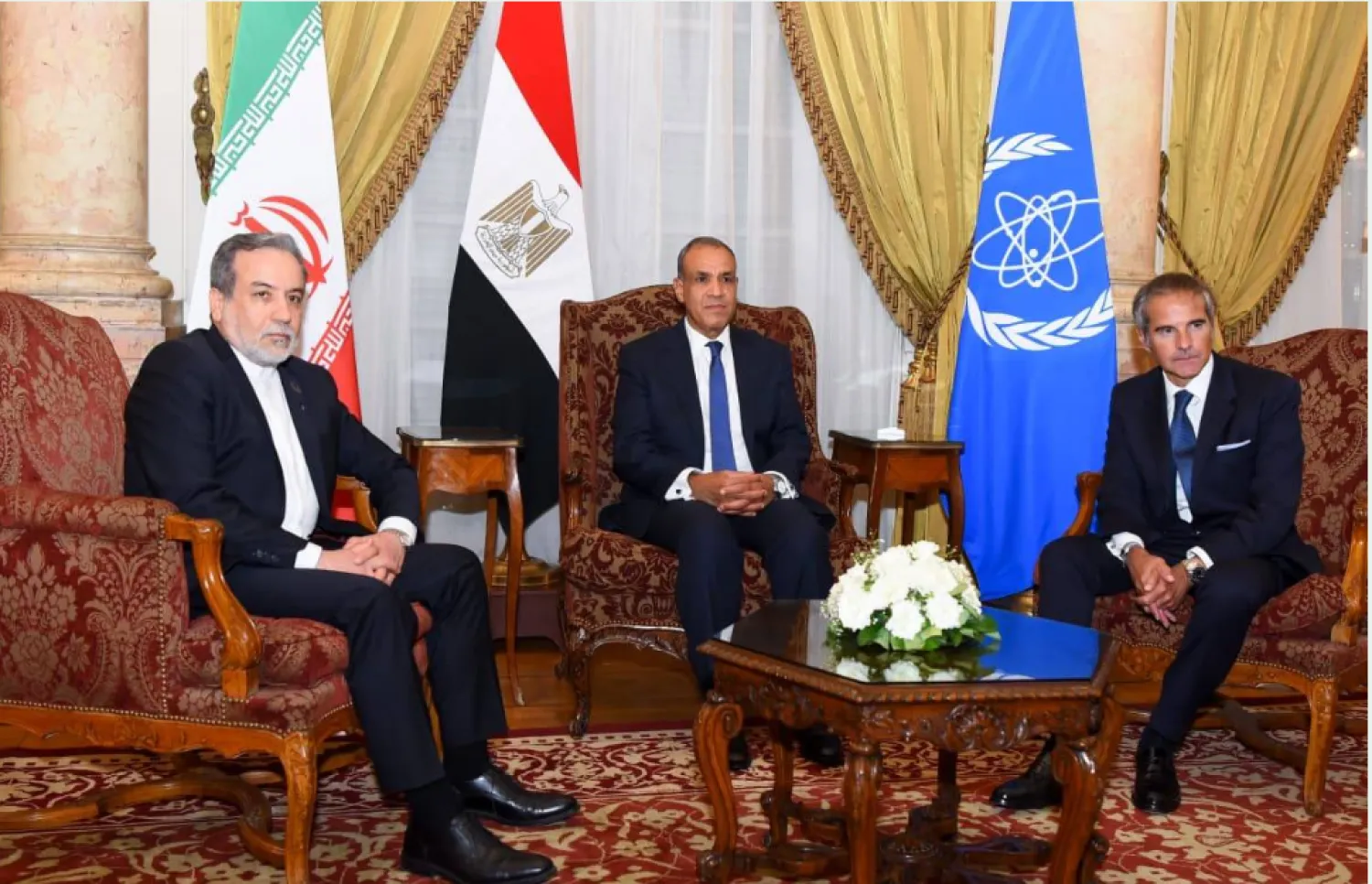 وزير الخارجية الإيراني عباس عراقجي مع نظيره المصري بدر عبد العاطي ومدير الوكالة الدولية للطاقة الذرية رافائيل غروسي بالقاهرة في سبتمبر الماضي (الخارجية المصرية)