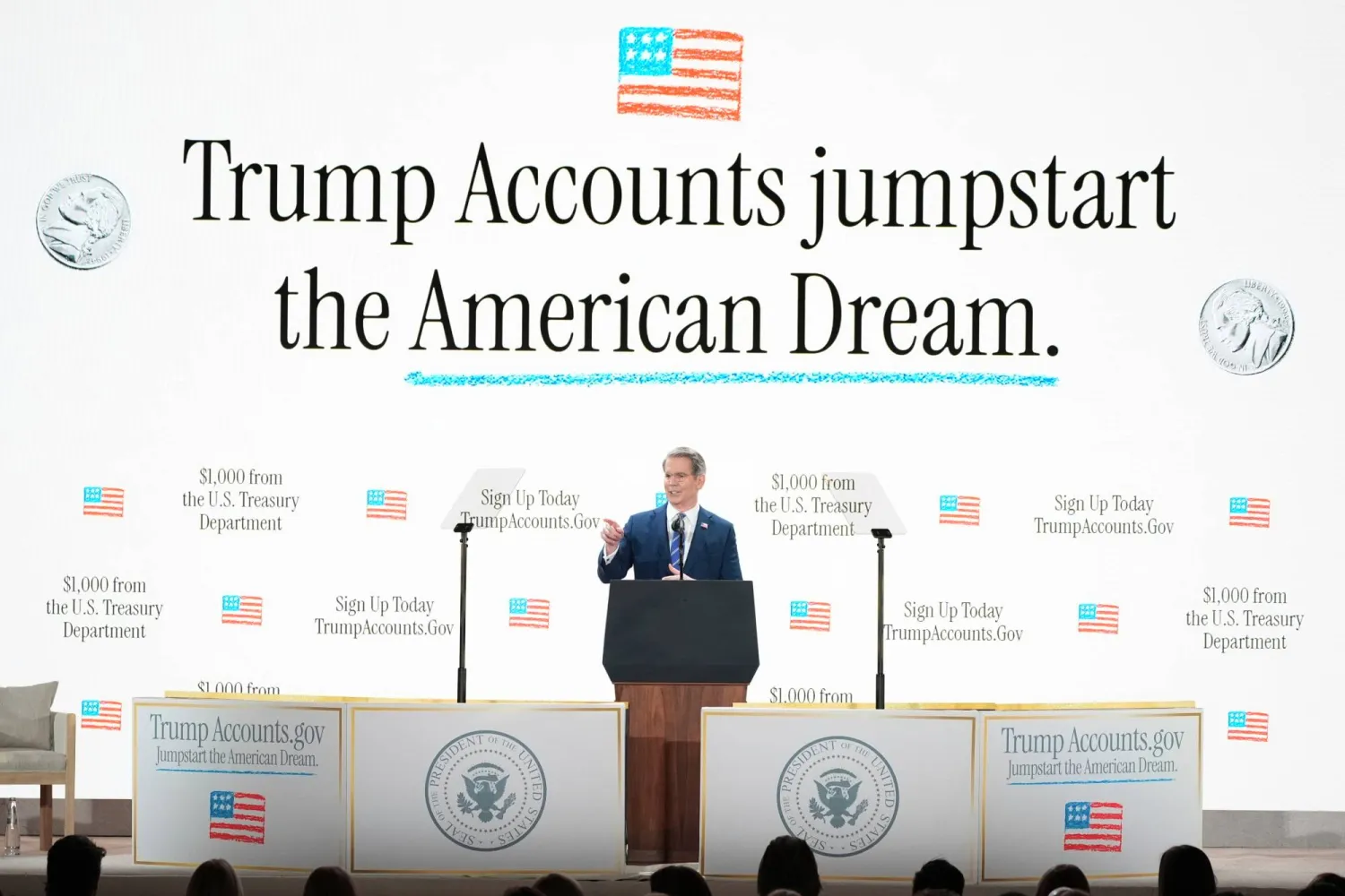 بيسنت يلقي كلمة خلال فعالية بعنوان «حسابات ترمب» في قاعة «كارنيغي ميلون» (أ.ب)