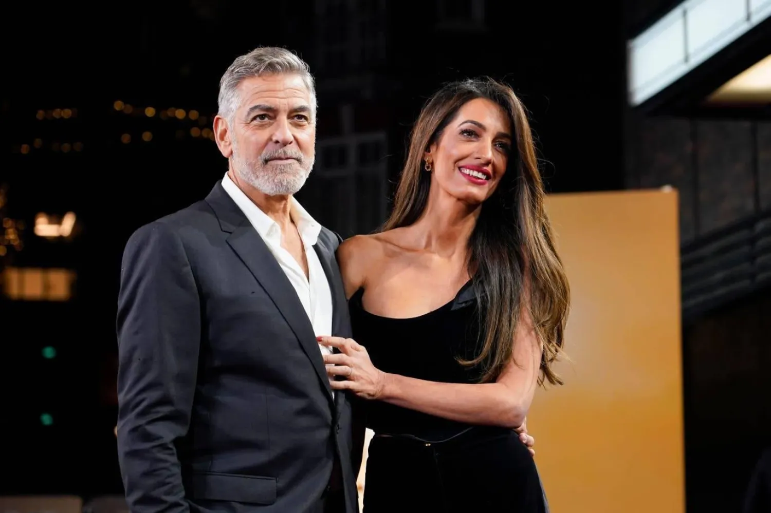 George ve eşi Amal Clooney, çocuklarını büyüttükleri Fransa'dan kısa süre önce vatandaşlık aldı. Aktör bu kararın çocuklarına Hollywood'un dışında, daha normal bir hayat sunma arzusundan kaynaklandığını söylüyor (AP)