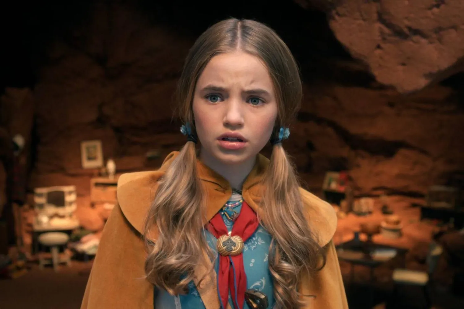 Stranger Things hayranları, Holly Wheeler'ın bir sahnede Under Armour marka tişört giydiğini fark etti (Netflix)