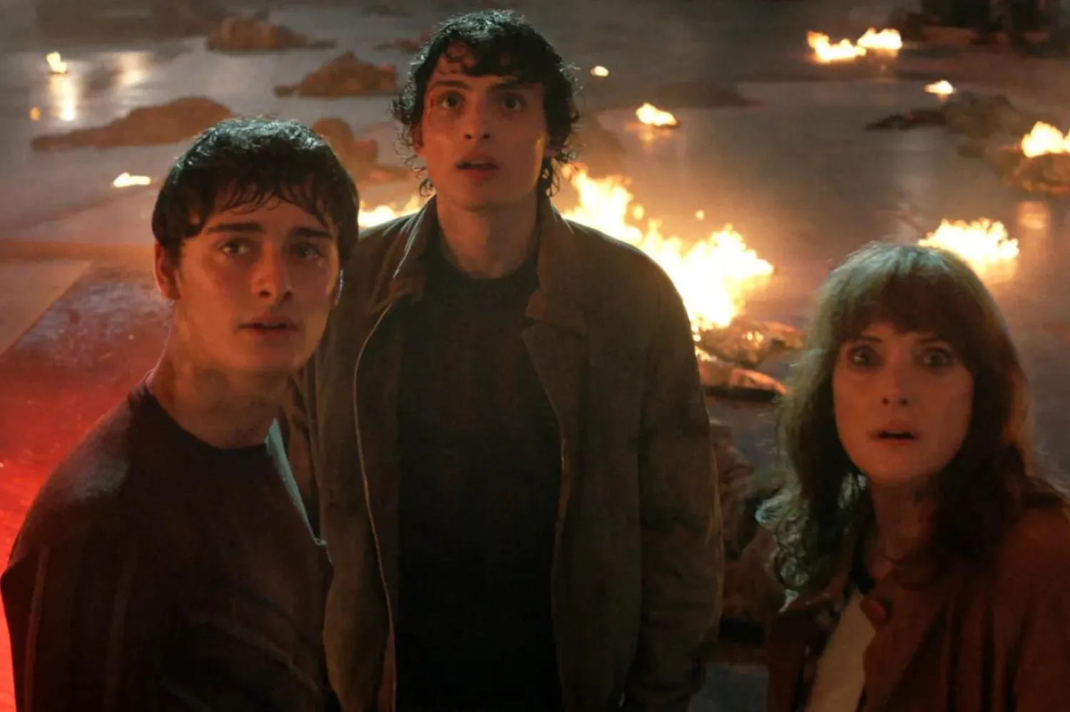 Yaratıcılığını Duffer kardeşlerin üstlendiği 12 Emmy ödüllü Stranger Things, 1980'lerde geçiyor ve hayali bir Amerikan kasabasında yaşanan paranormal olayları konu alıyor (Netflix)