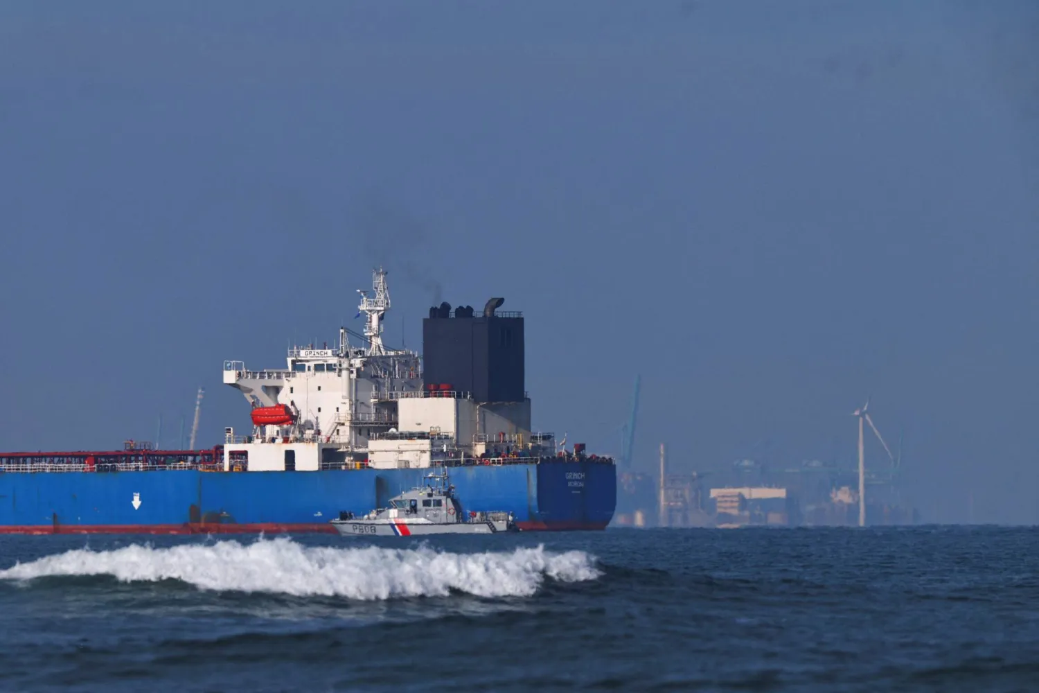 قارب تابع للبحرية الفرنسية يحيط بناقلة النفط «غرينش» التي اعترضتها فرنسا في بحر البوران (رويترز)