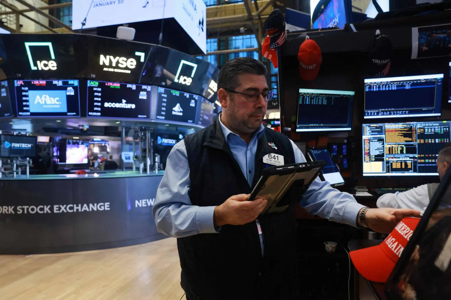 متداول يعمل في بورصة نيويورك (أ.ف.ب)