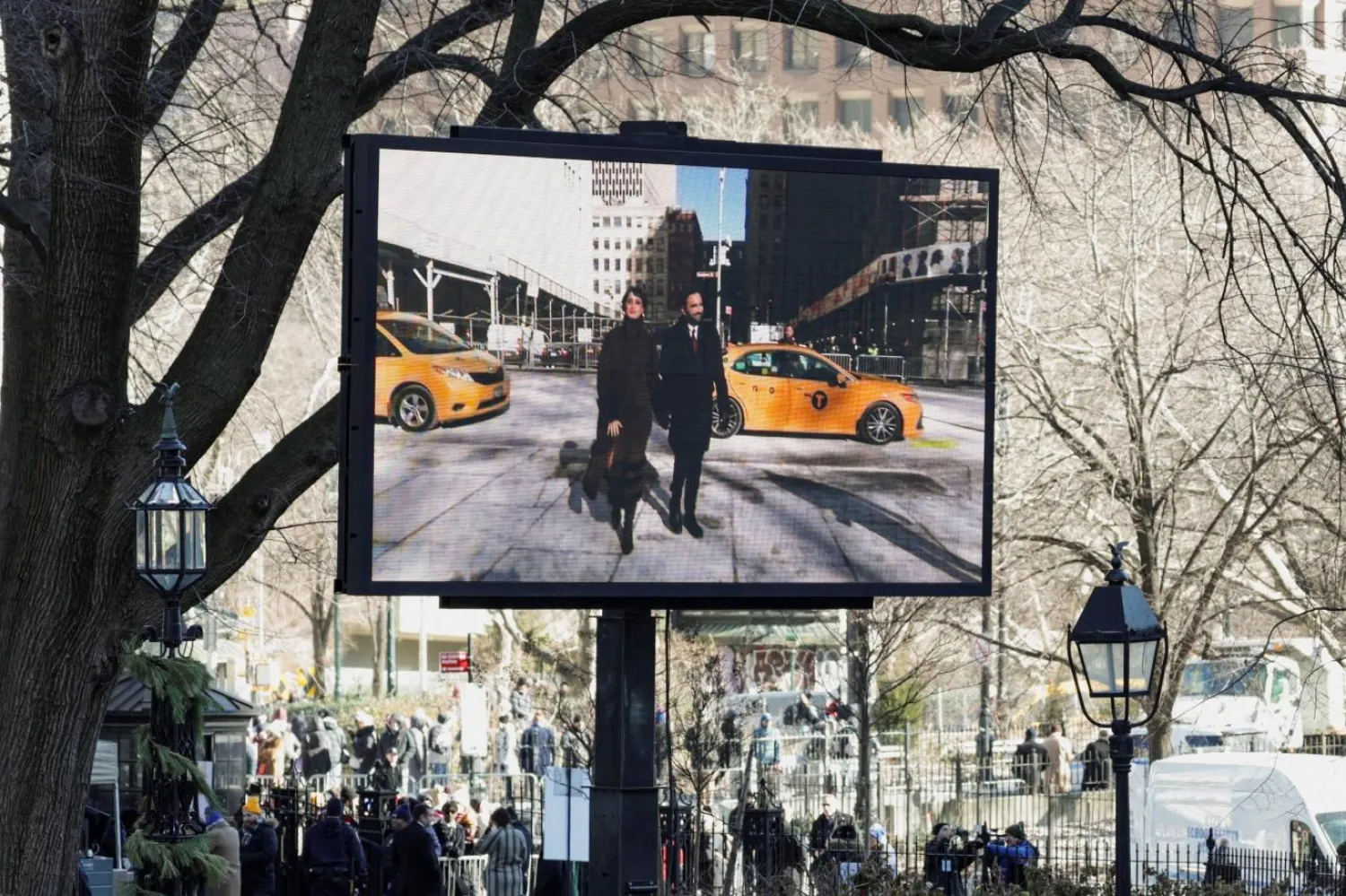Zohran Mamdani ve eşi Rama Duwaji göreve başlama törenine, Mamdani'nin New York işçilerine bağlılığının sembolü olan sarı taksiyle gitti (Reuters)