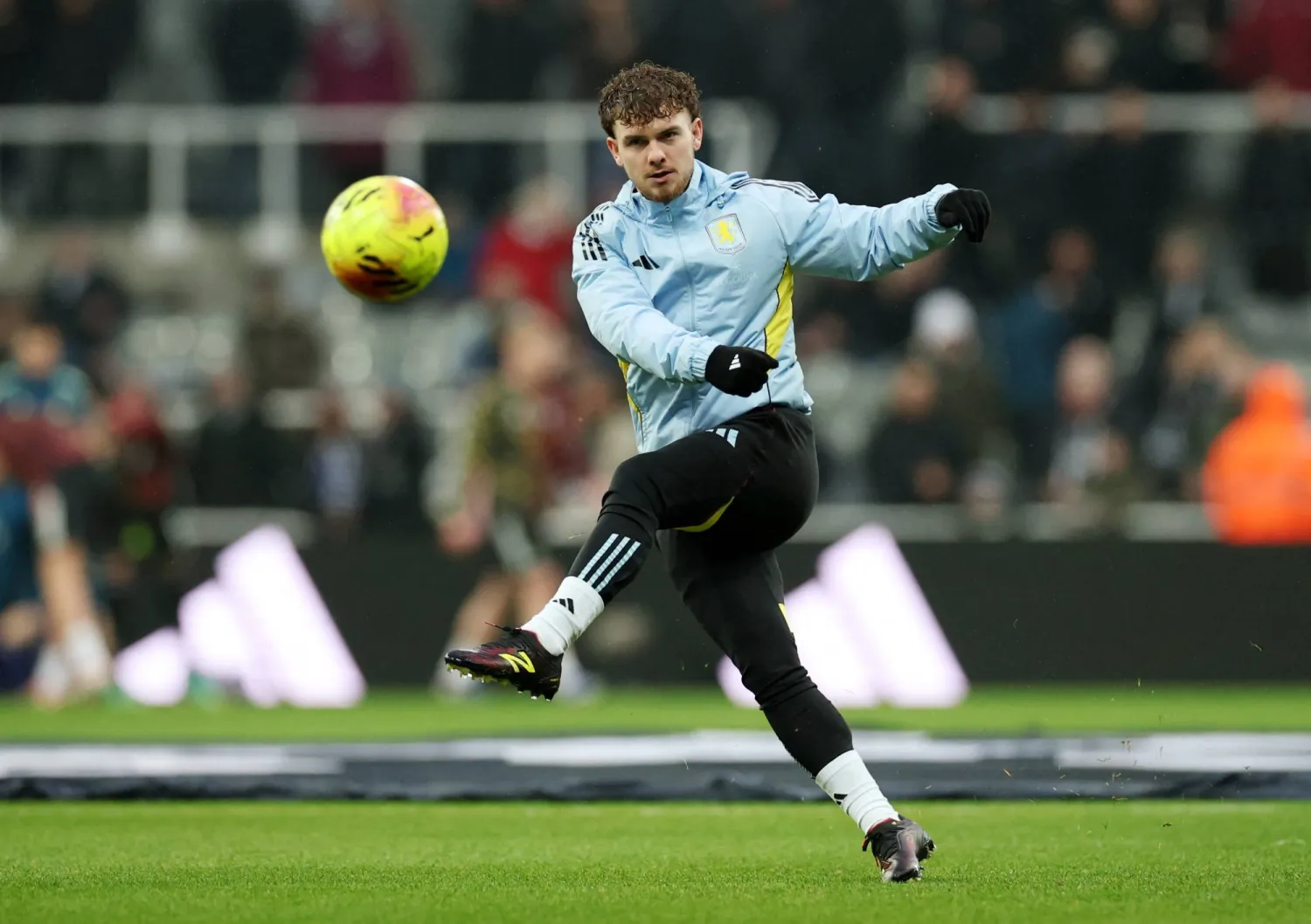 هارفي إليوت رحل عن ليفربول معارا لأستون فيلا بحثا عن مكان أساسي لكنه بات اسير مقاعد البدلاء (رويترز)