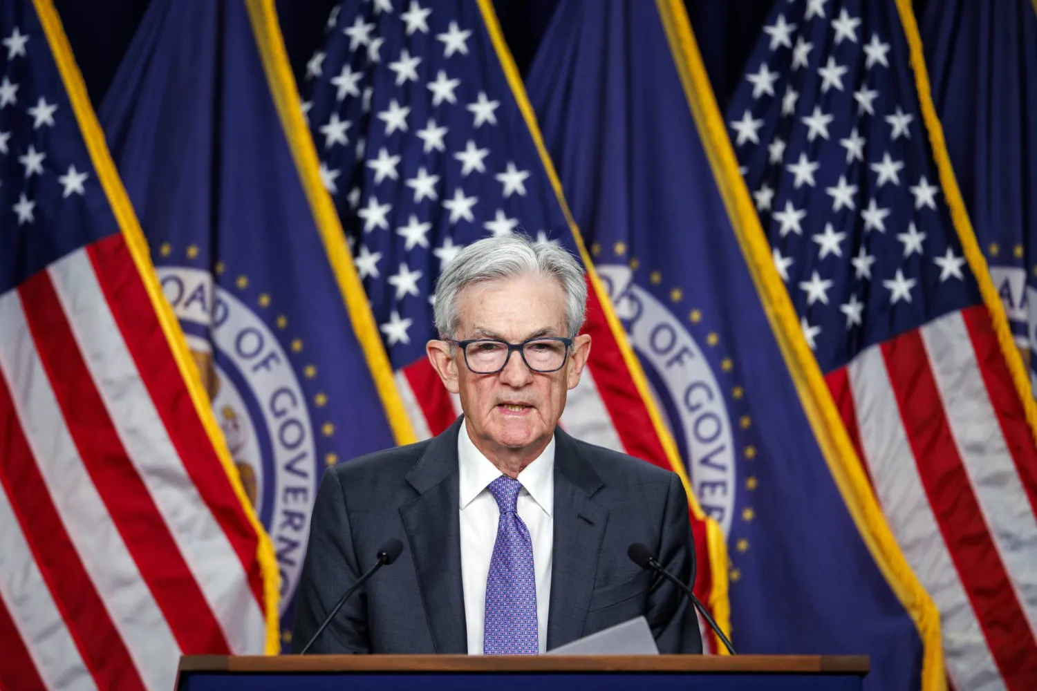 باول في مؤتمره الصحافي عقب قرار تثبيت الفائدة (رويترز) 