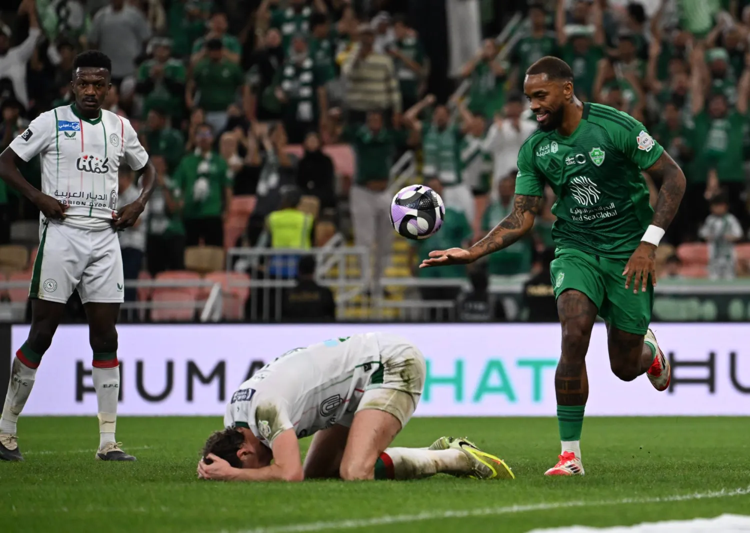 توني محتفلاً بهدفه الثاني في شباك الاتفاق (تصوير: علي خمج)