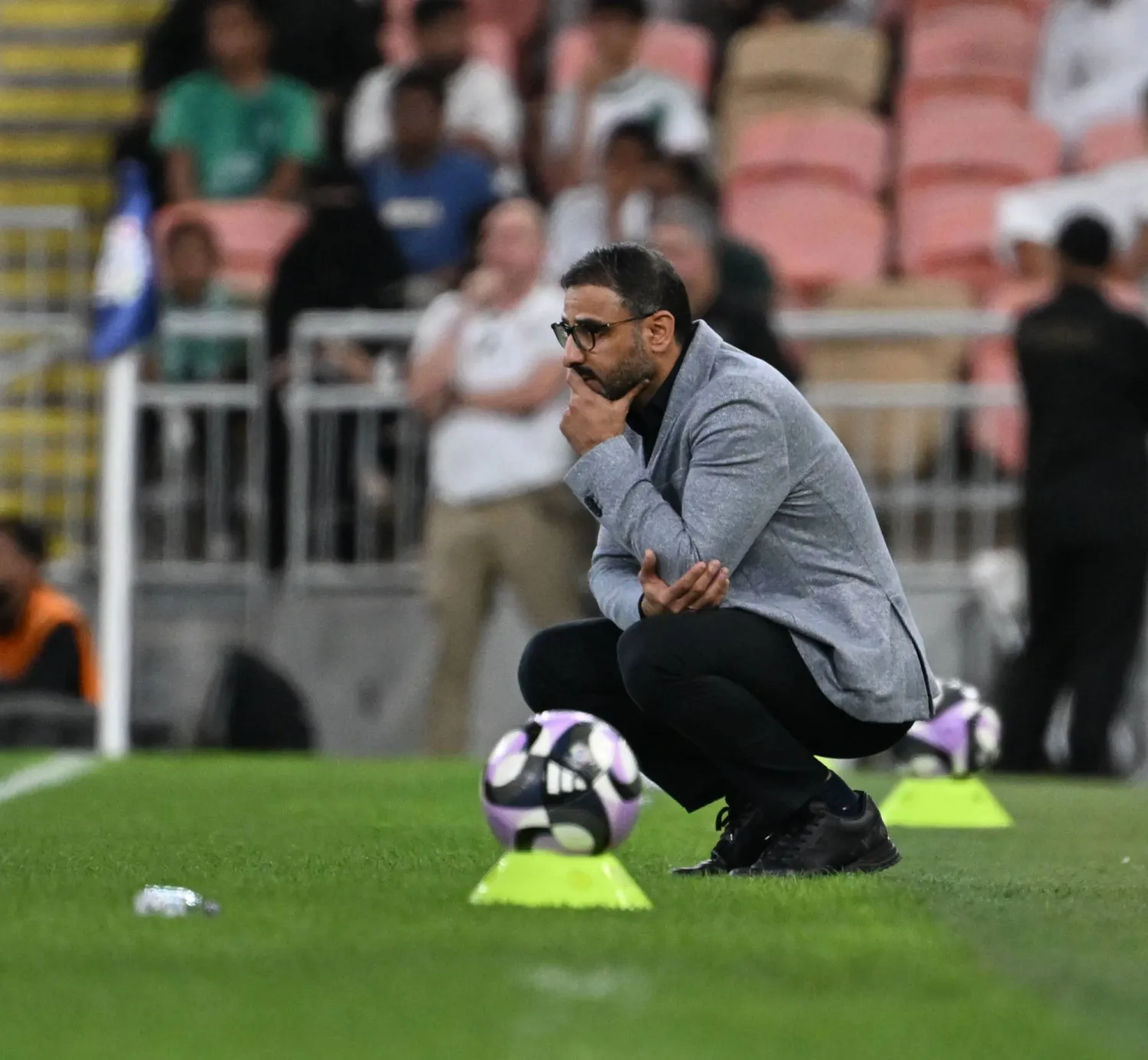 الشهري يتابع أداء لاعبيه خلال مباراة الأهلي (تصوير: علي خمج)