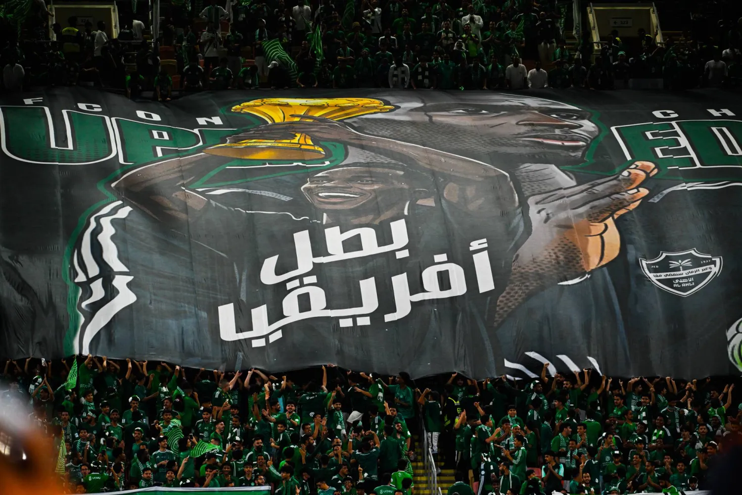 جماهير الأهلي احتفت بحارسها ميندي على طريقتها الخاصة (تصوير: علي خمج) 