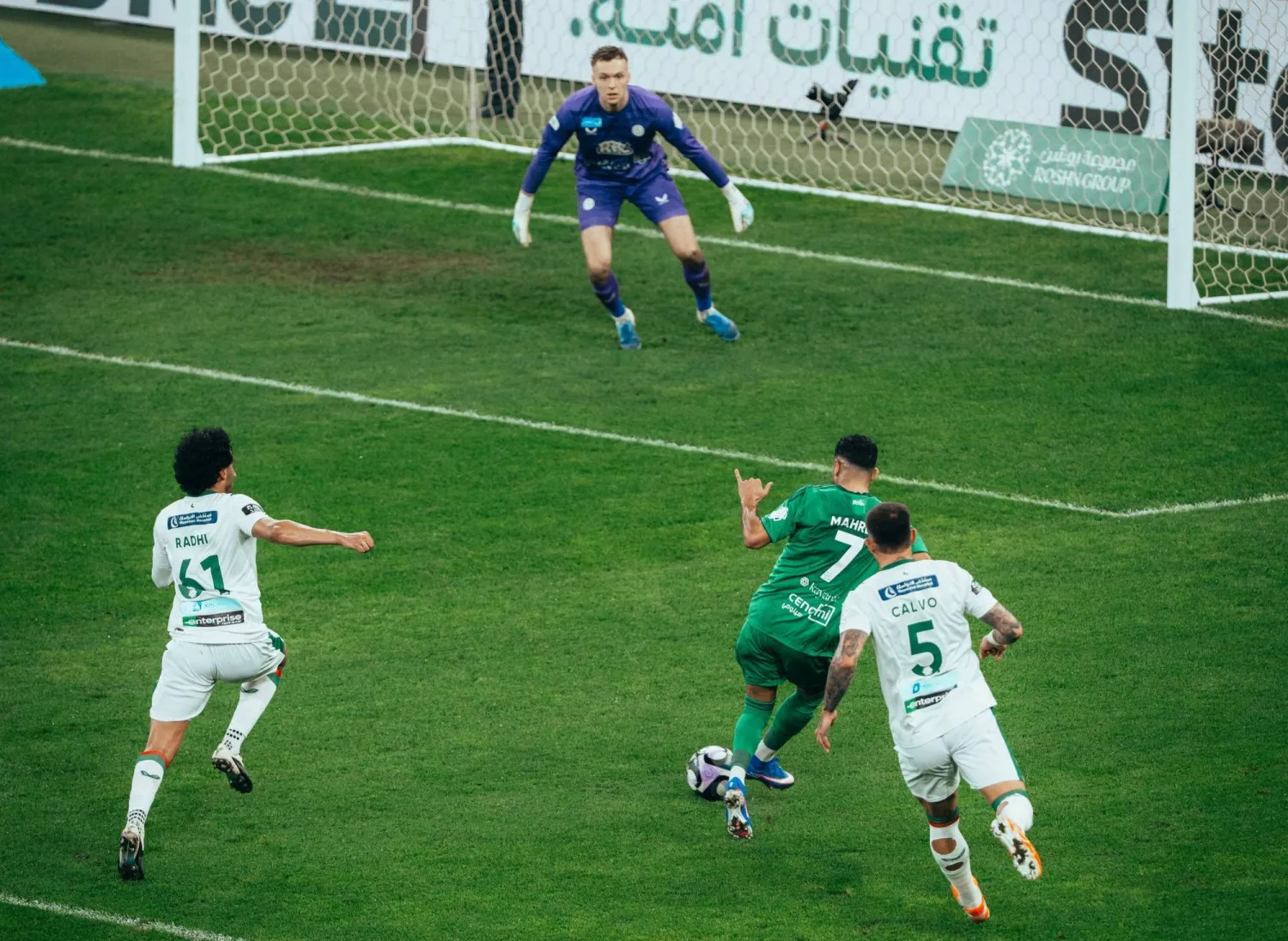 محرز خلال مساهمته في الهدف الاهلاوي الأول (النادي الأهلي)