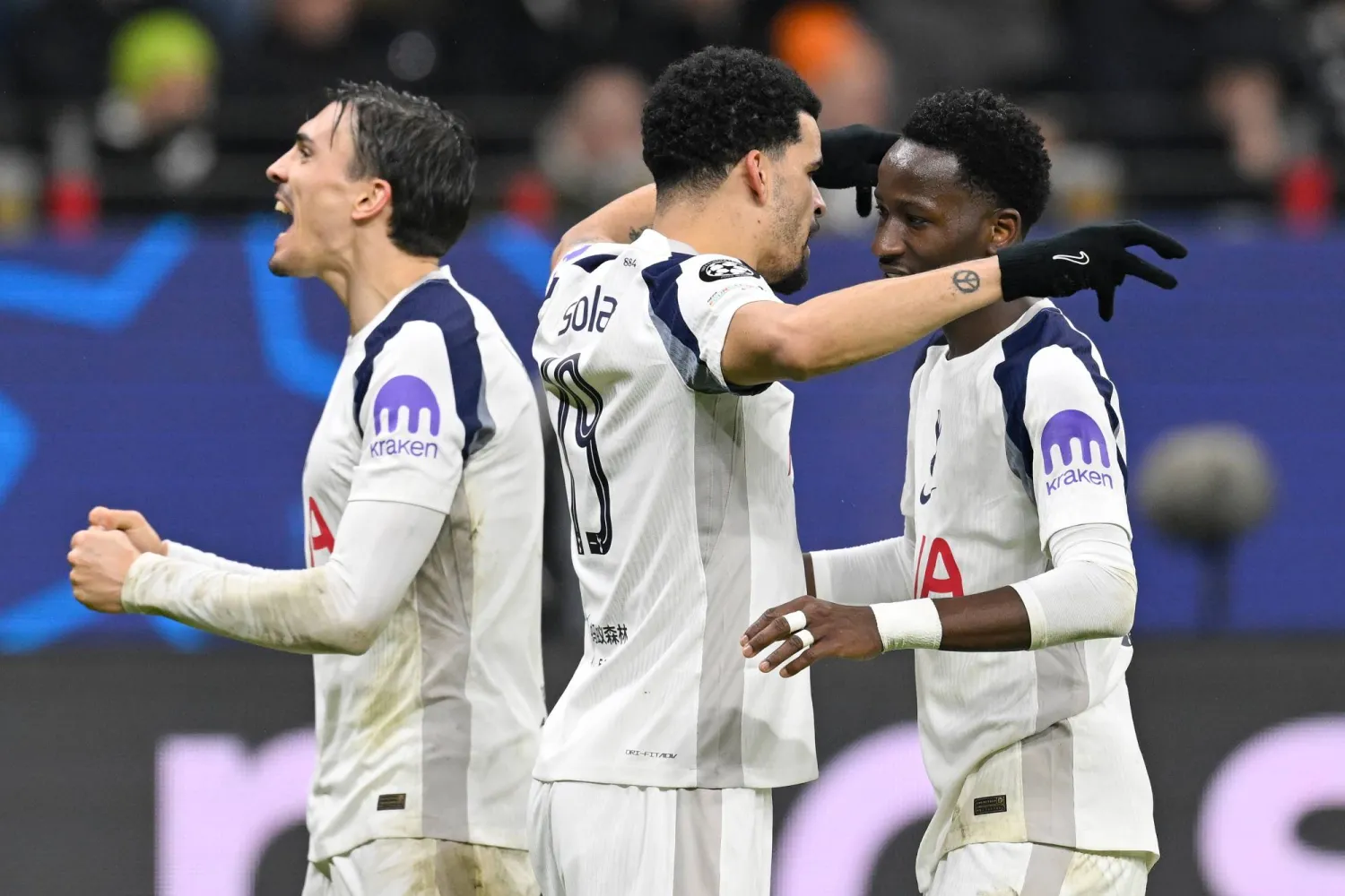 سولانكي لاعب توتنهام يحتفل بهدفه في فرانكفورت الألماني (د.ب.أ)