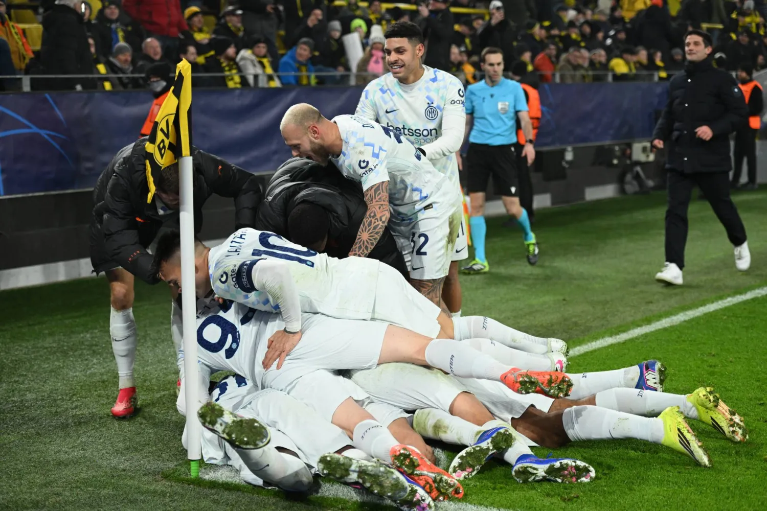 لاعبو الانتر وفرحة الفوز على دورتموند (إ.ب.أ)