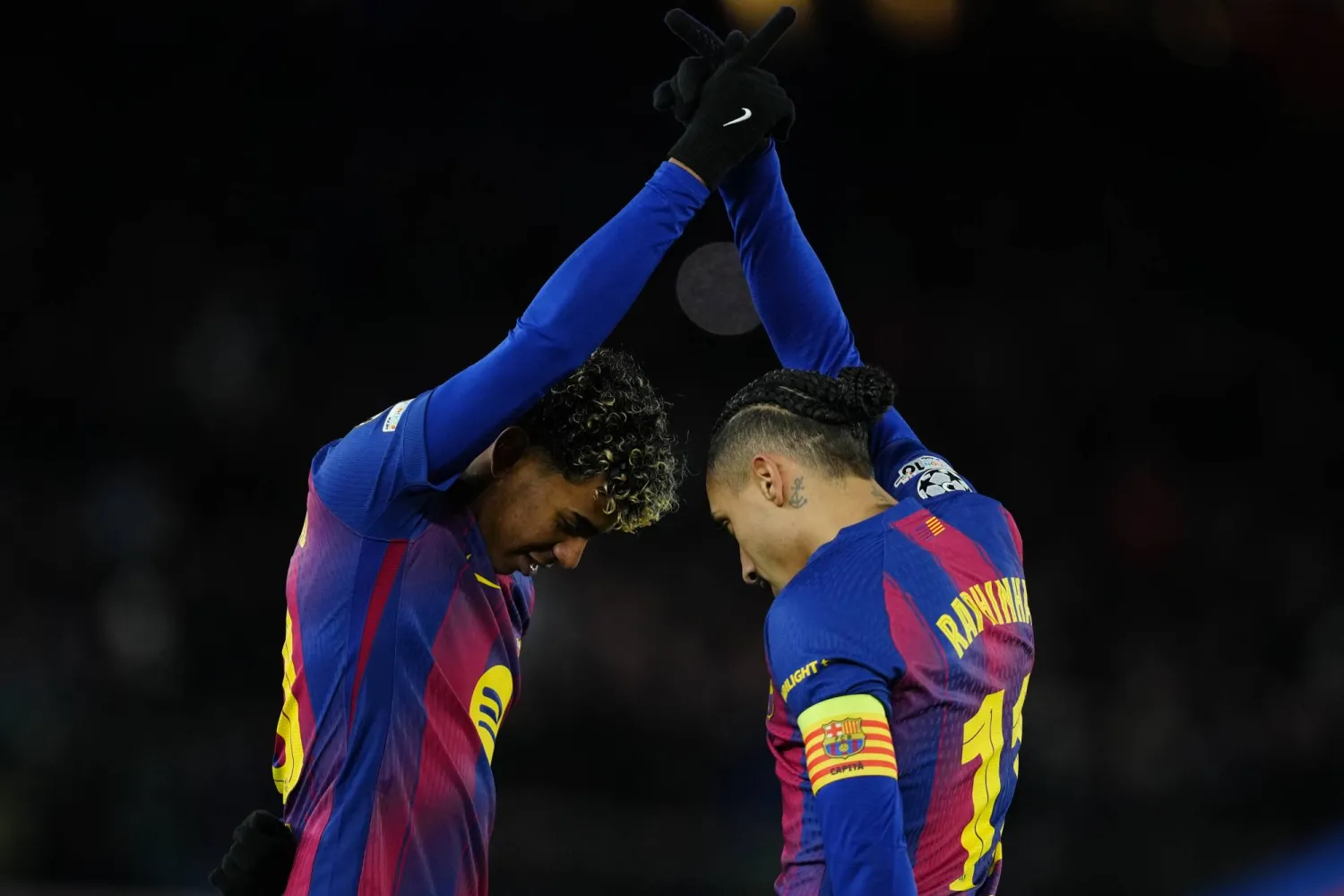 الأمين جمال يحتفل مع رافينها بعد الهدف (إ.ب.أ)