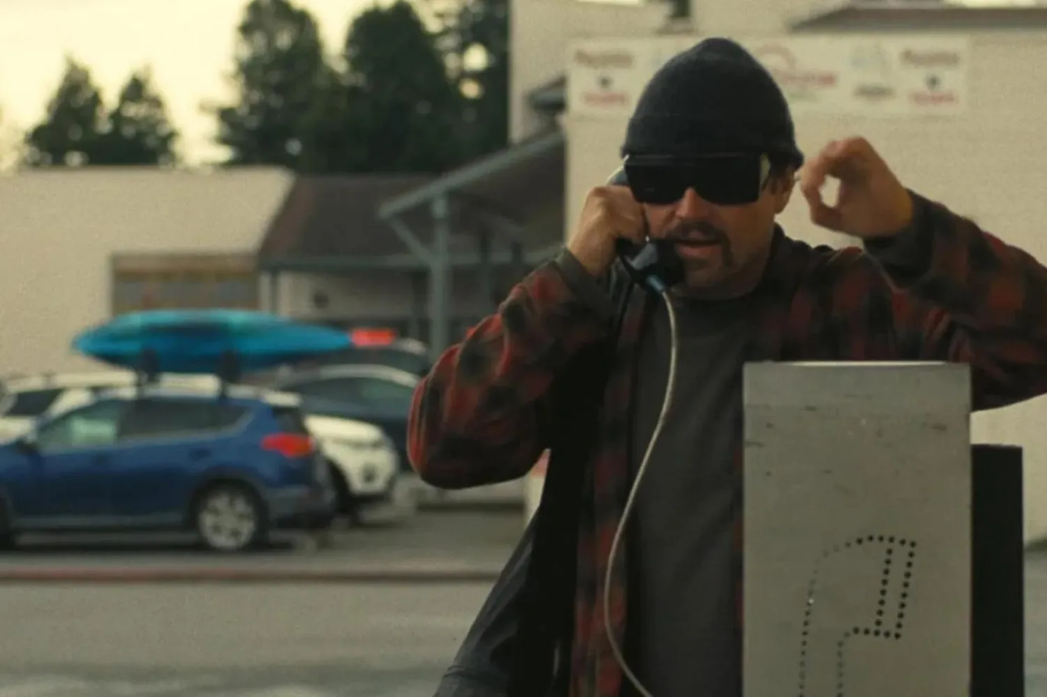 Savaş Üstüne Savaş, eski devrimci Bob'un (DiCaprio), yıllar öncesinde örgütlerini bitirmeye ant içmiş bir devlet görevlisine karşı kızını korumaya çalışmasını konu ediniyor (Warner Bros. Pictures)