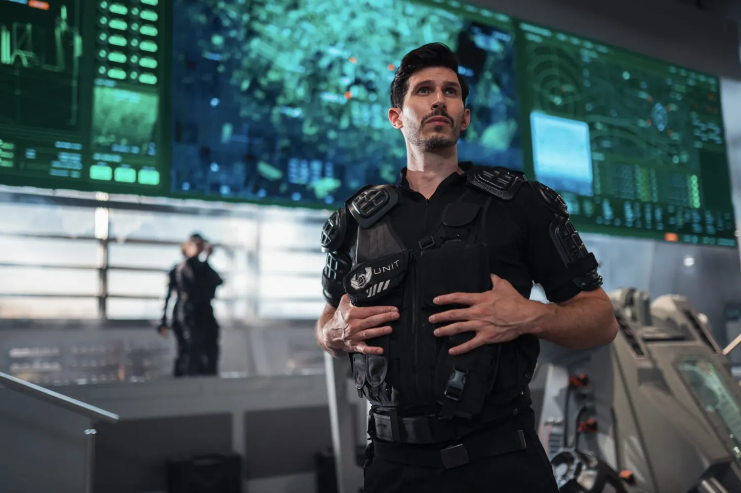 الممثل ألكسندر دفريانت بشخصية الكولونيل إبراهيم في سلسلة «Doctor Who» (إدارة أعمال الفنان)