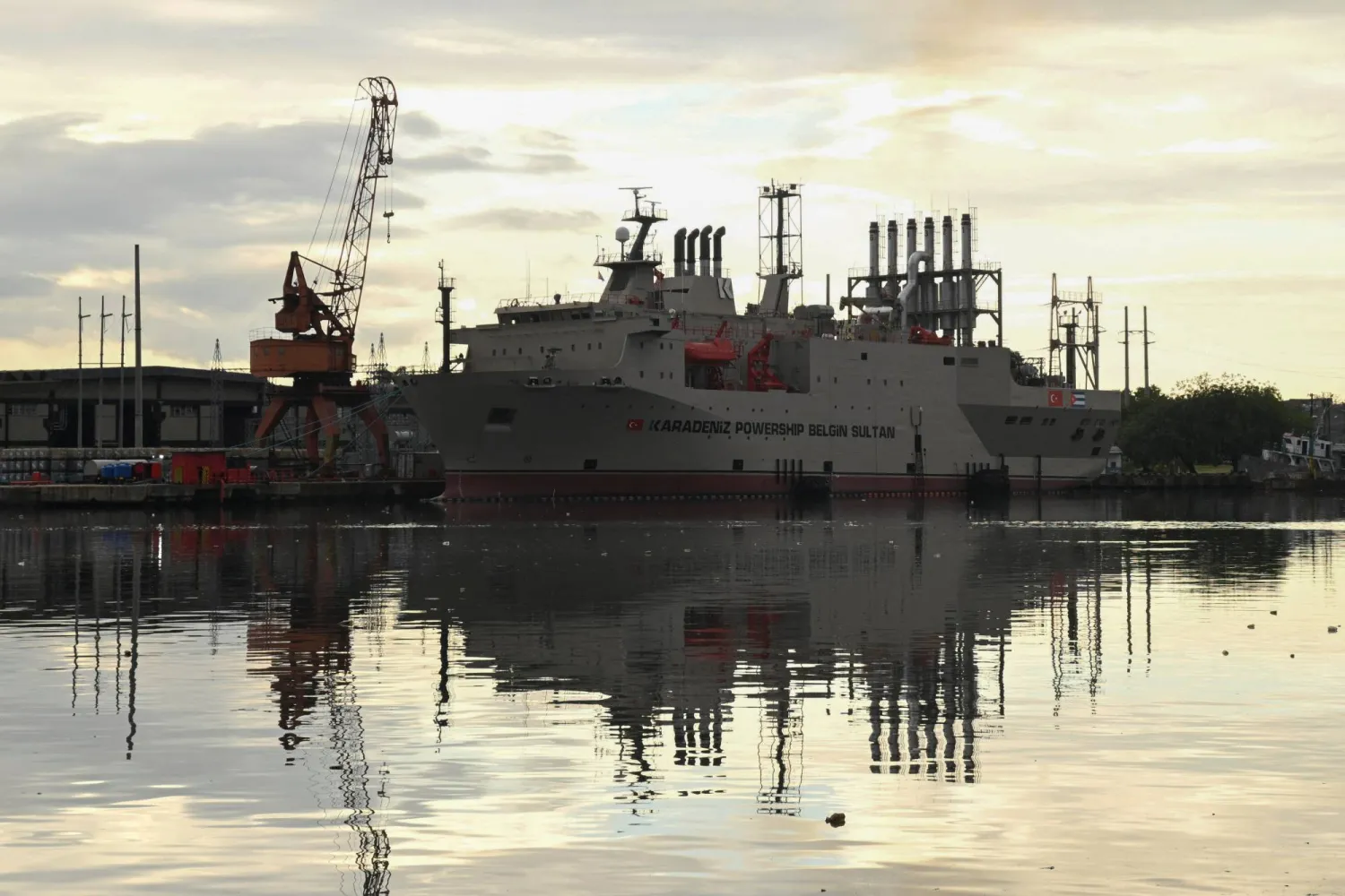 محطة طاقة عائمة في خليج هافانا (رويترز)