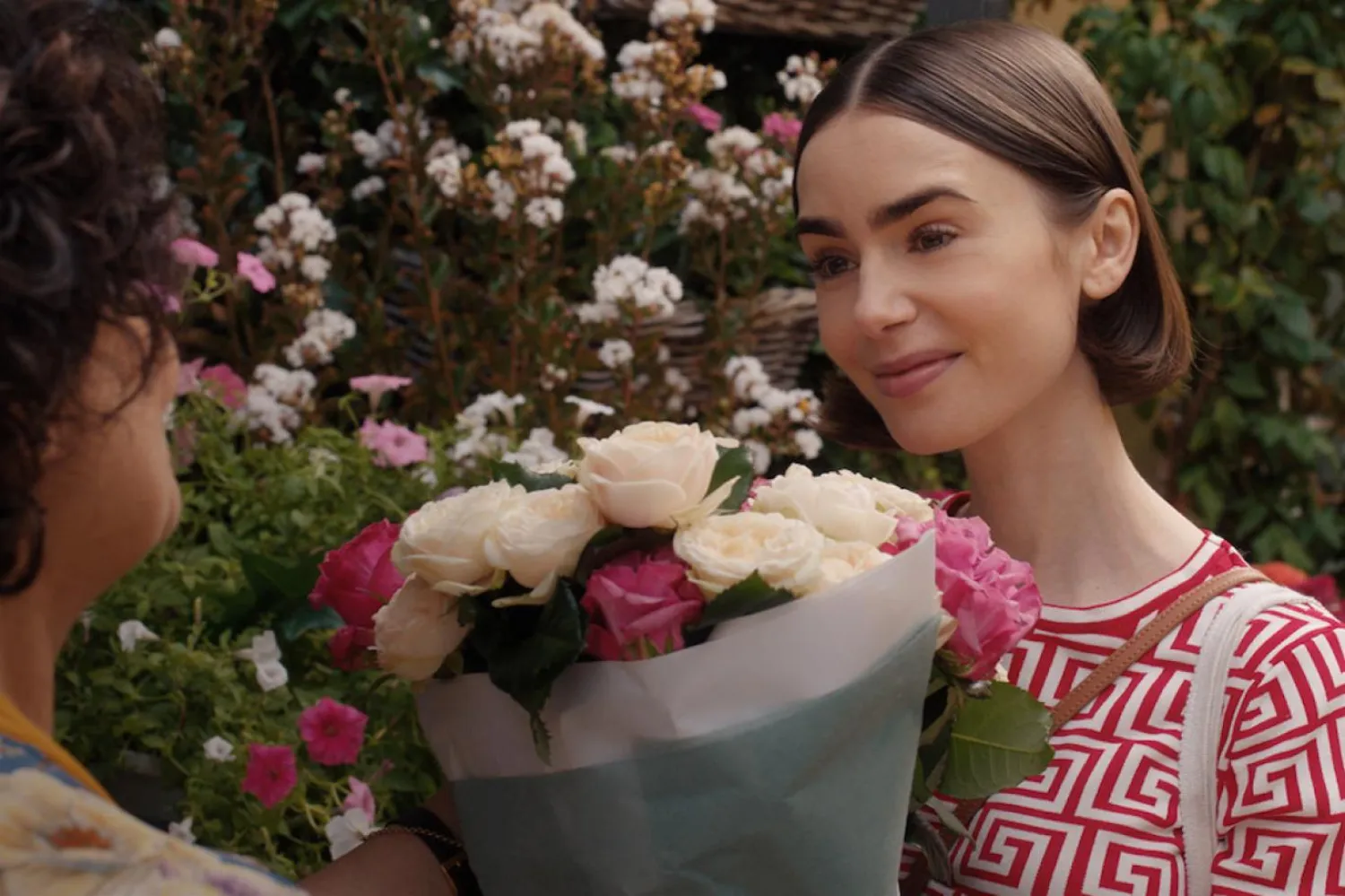 Pazarlama yöneticisi Emily Cooper'a hayat veren 36 yaşındaki aktris Lily Collins, efsanevi müzisyen Phil Collins'in kızı (Netflix)