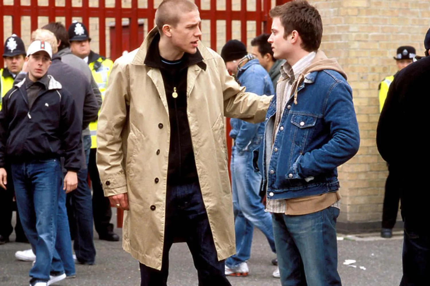 45 yaşındaki Charlie Hunnam (solda), Sons of Anarchy ve Kral Arthur: Kılıç Efsanesi (King Arthur: Legend of the Sword) gibi yapımlardaki rolleriyle de tanınıyor (Netflix)