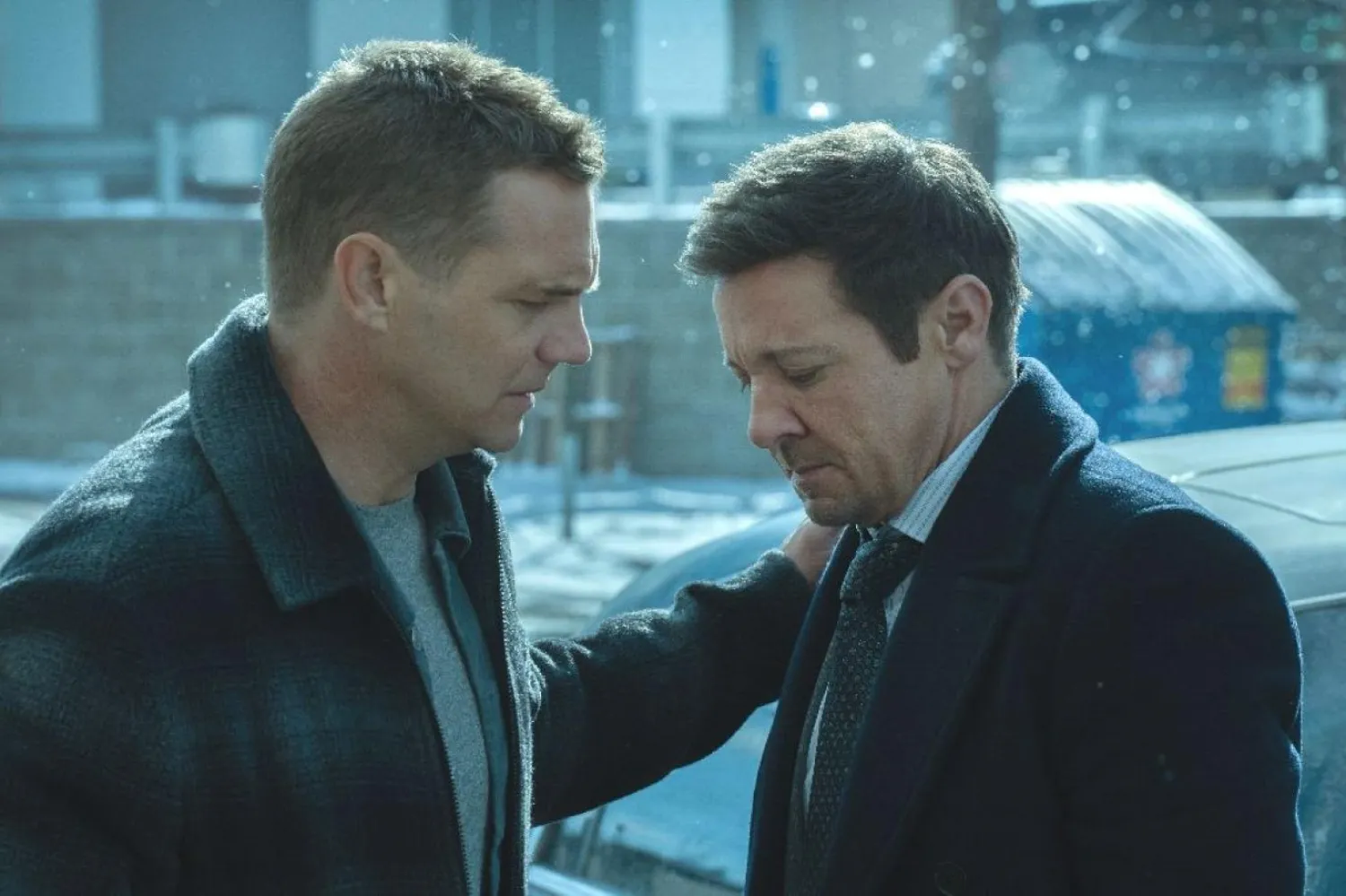 Suç ve gerilim türlerini harmanlayan Mayor of Kingstown'un iki Oscar adayı yıldızı Jeremy Renner (sağda), 2023'te yılbaşı günü kar küreme aracıyla tehlikeli bir kaza geçirmişti (Paramount+)