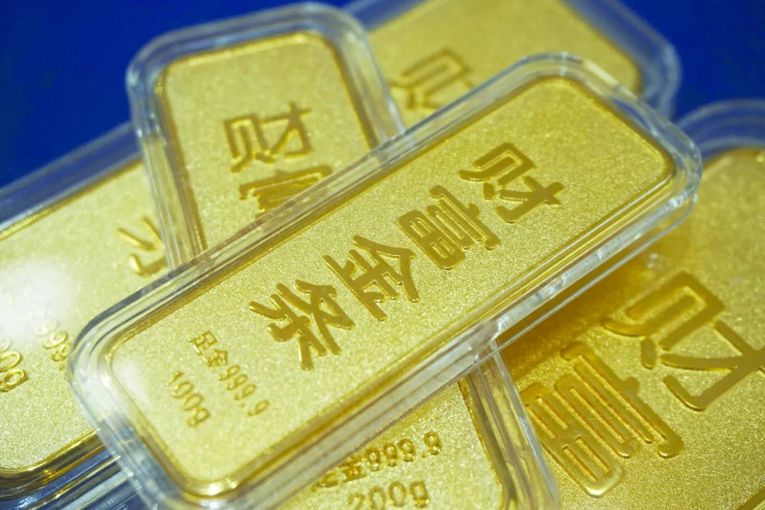 Gold bars with Chinese characters reading “Fortune Gold” are seen at a gold shop in Hangzhou, in China’s eastern Zhejiang province on January 26, 2026.  (Photo by AFP) / China OUT