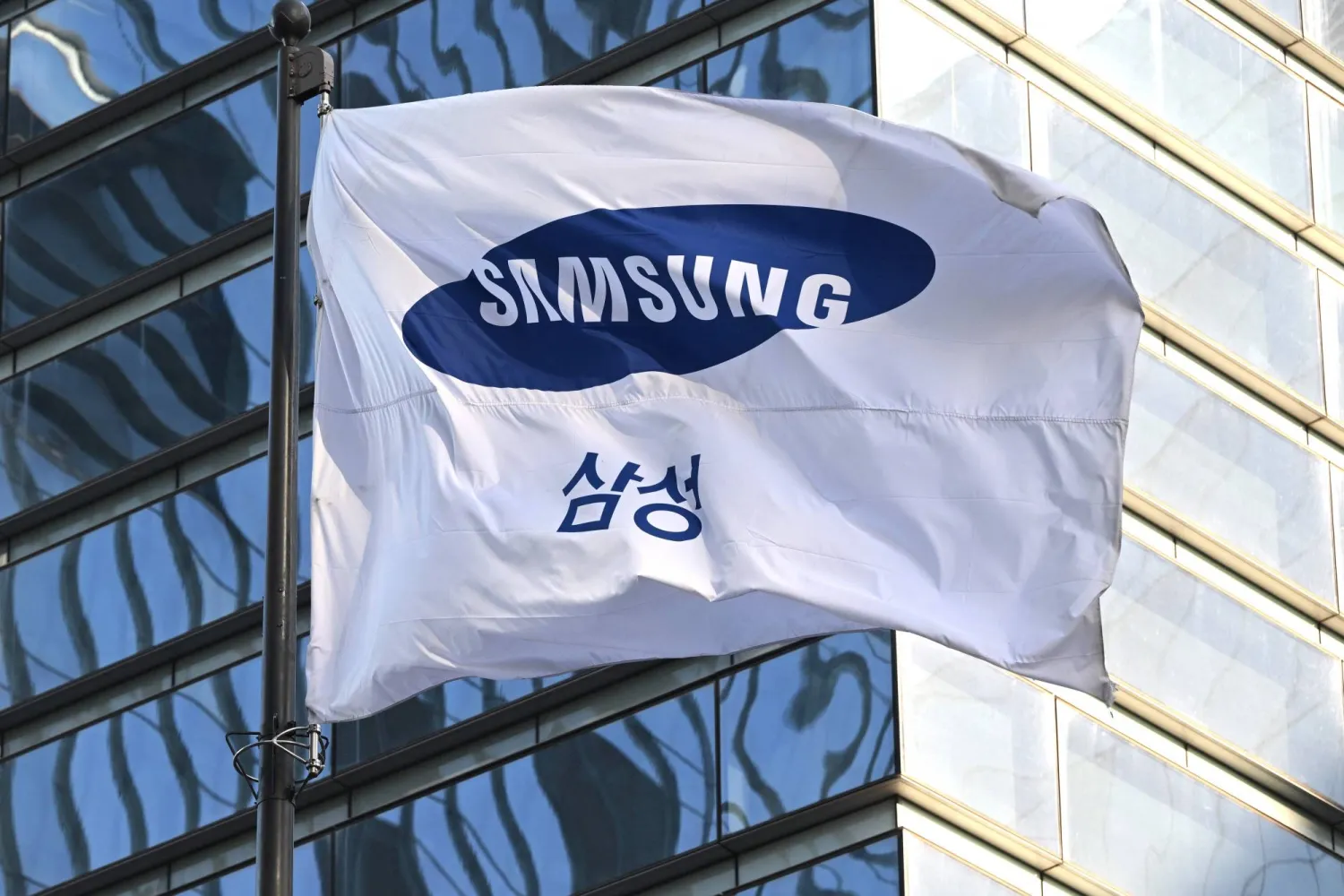 علم «سامسونغ» يرفرف خارج مبنى الشركة في سيوتشو بسيول (أ.ف.ب)