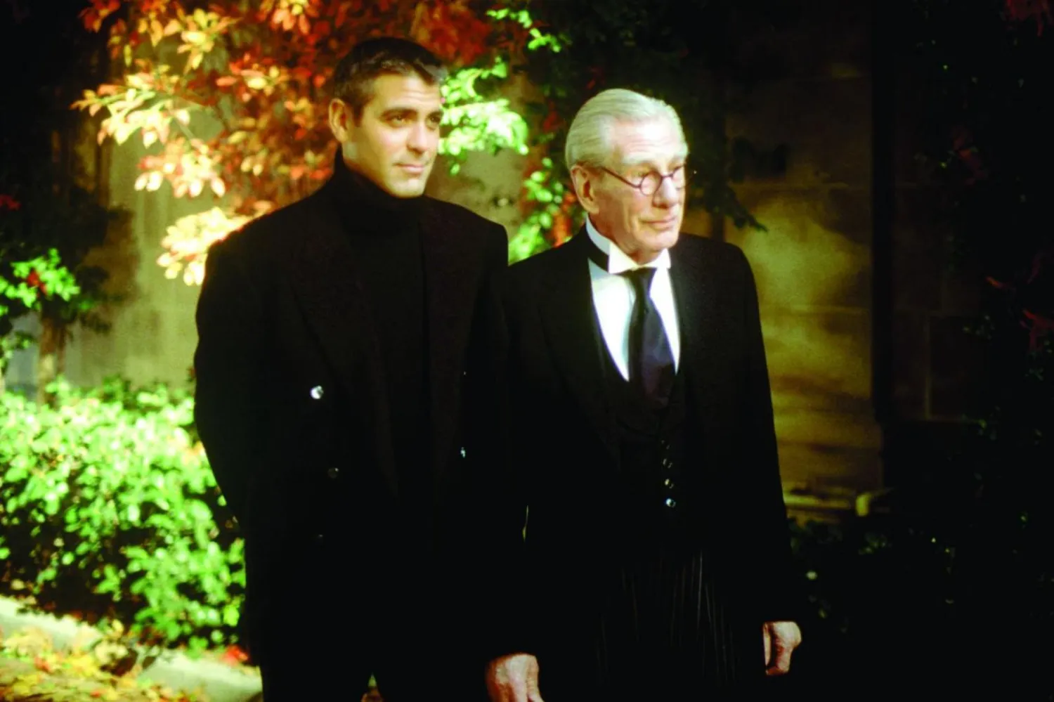 Batman ve Robin'de George Clooney'ye (solda) Alfred rolünde Tony ve BAFTA ödüllü usta aktör Michael Gough (sağda) eşlik etmişti (Warner Bros.)