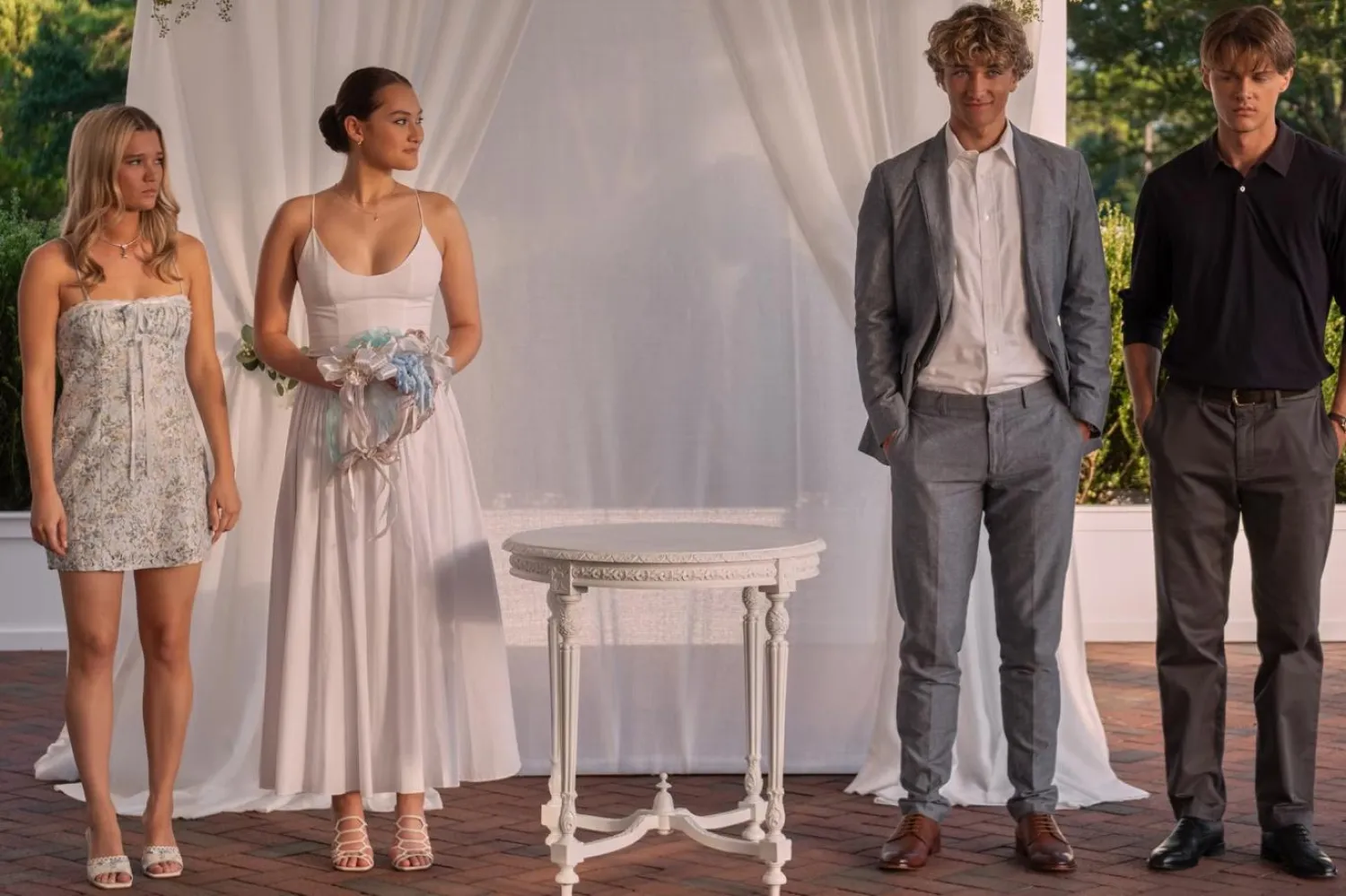 Belly Conklin'in hikayesine odaklanan Güzelleştiğim O Yaz'da 23 yaşındaki Amerikalı aktris ve şarkıcı Lola Tung (soldan ikinci) başrolde (Amazon Prime Video)