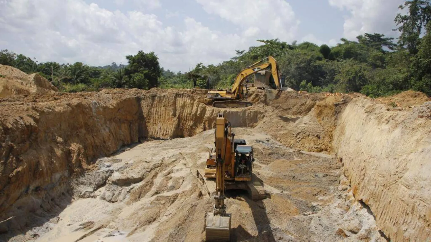As the price of gold soars, Accra plans to revise its mining code to increase state revenue from the sector. Chris Stein / AFP/File
