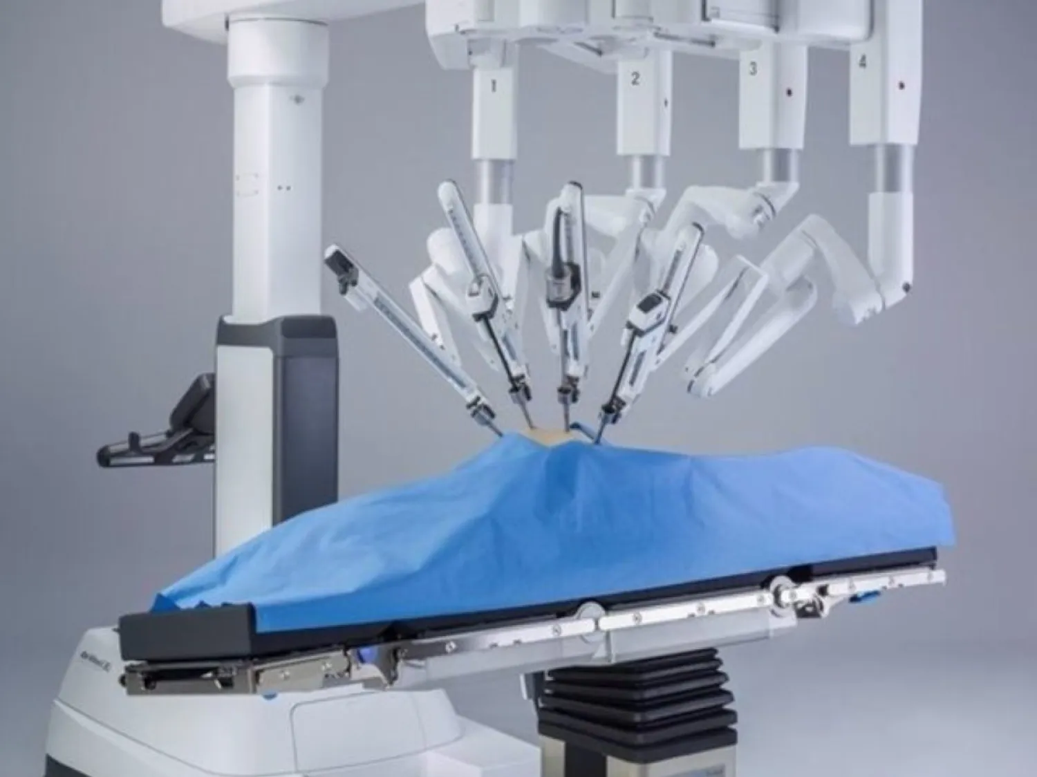 روبوتات يستعين بها الأطباء في الجراحات (أرشيف - رويترز)