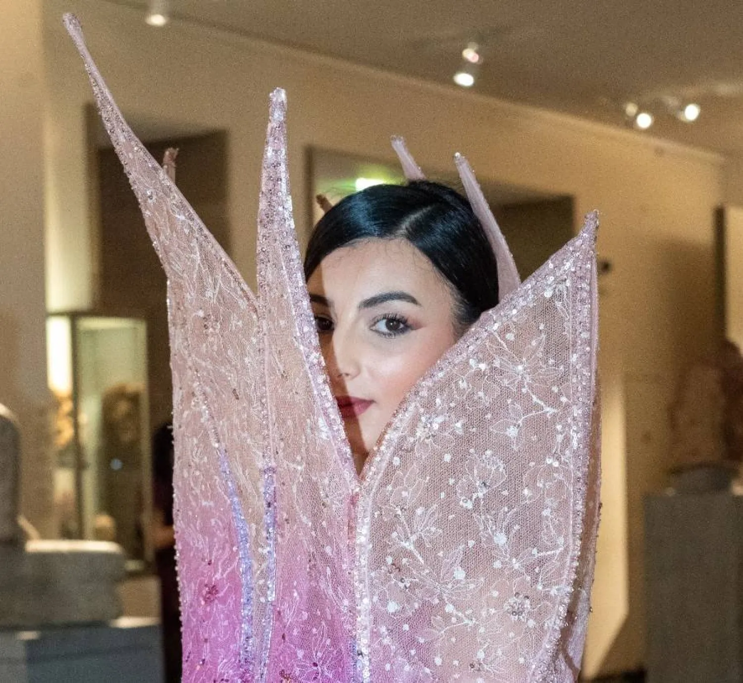 منال عجاج تتألَّق في أسبوع الموضة بباريس 2026 بإبداعات ذات طابع معاصر