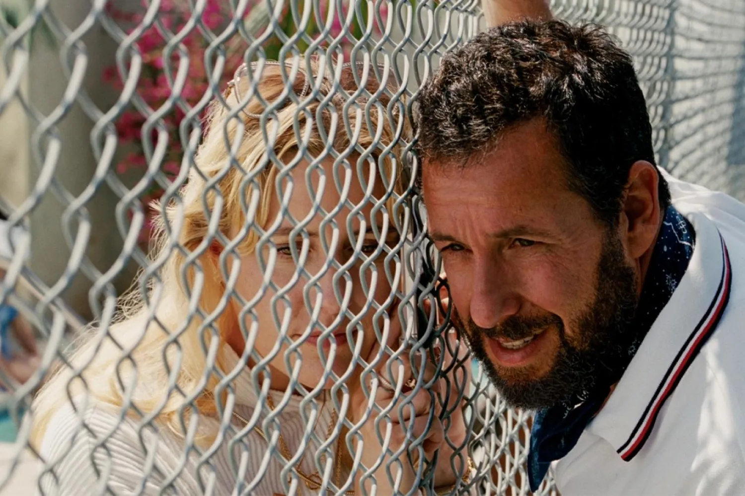 Adam Sandler, Oscar adayı Noah Baumbach imzalı Jay Kelly'de, filme adını veren ünlü oyuncunun menajeri Ron'u canlandırıyor (Netflix)