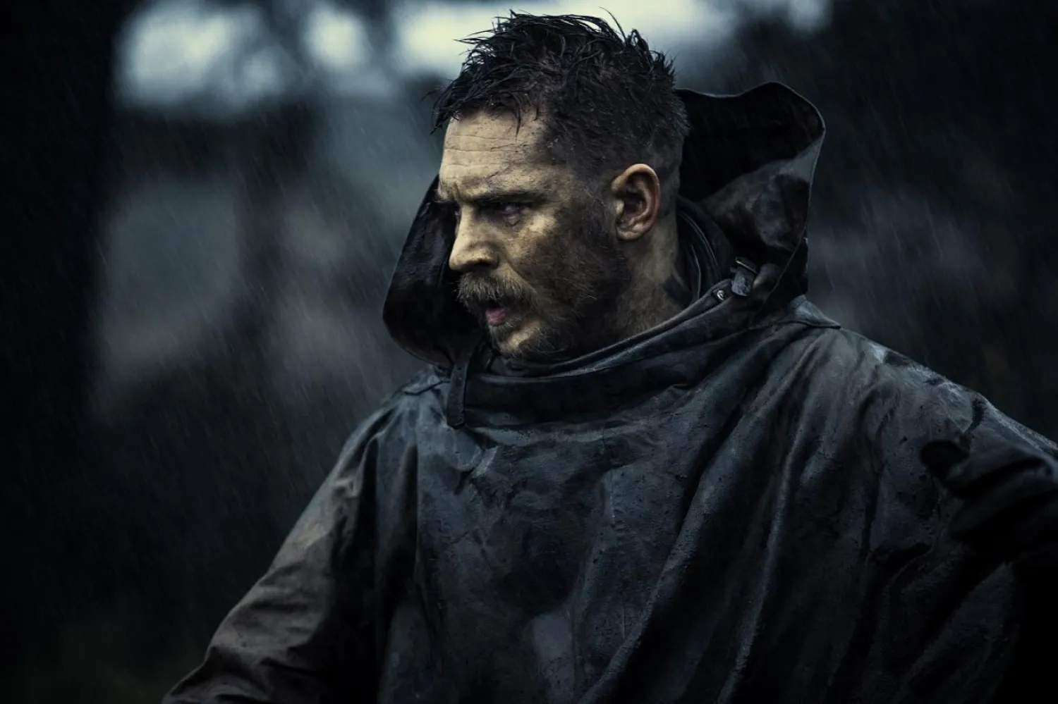 Taboo'da Tom Hardy'nin canlandırdığı maceracı James Delaney, uzun bir süre evden uzak kaldıktan sonra Londra'ya geri dönüyor ve istemeden de olsa kendini gizem dolu olaylar zincirinin içinde buluyordu (BBC One / FX) 