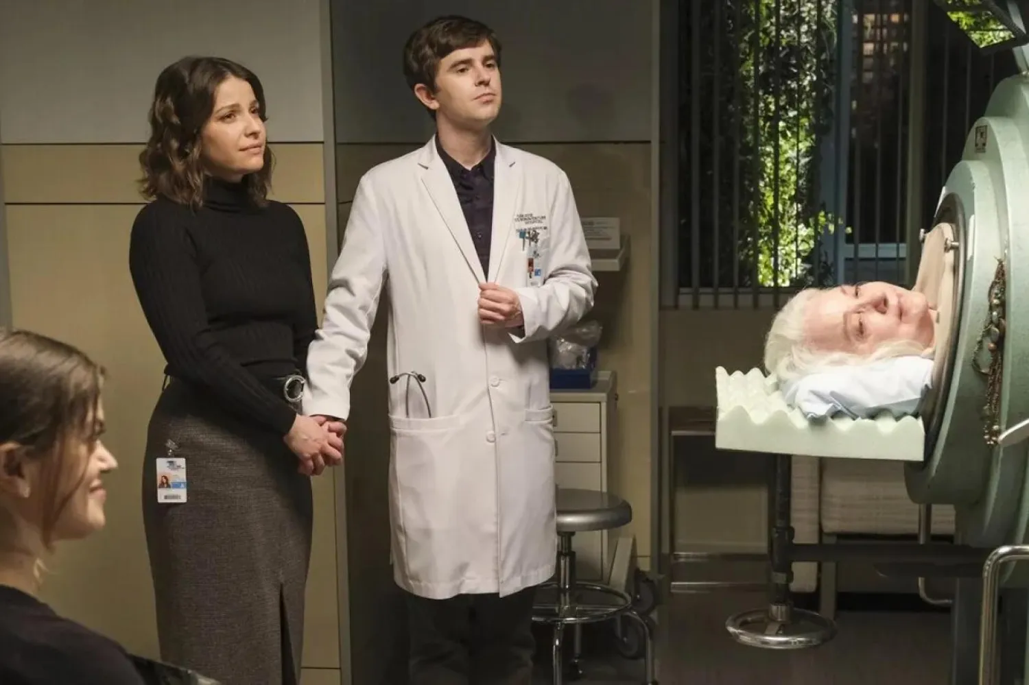 The Good Doctor, otizmli ve savant sendromu olan yetenekli bir cerrahın, çalışmaya başladığı prestijli hastanede hem hastaların hem de personelin şüpheci tavırlarıyla karşılaşmasını anlatıyor (ABC / Netflix)