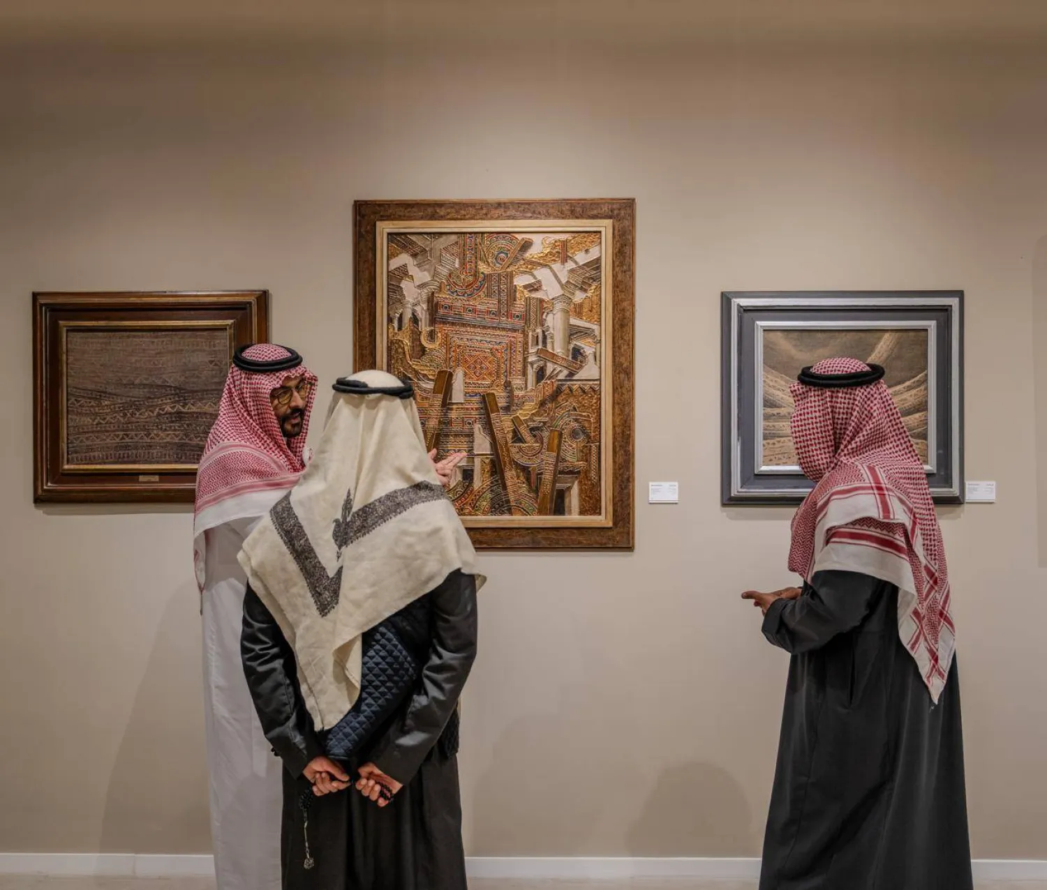 لوحات منوَّعة شهدها المعرض (الشرق الأوسط)