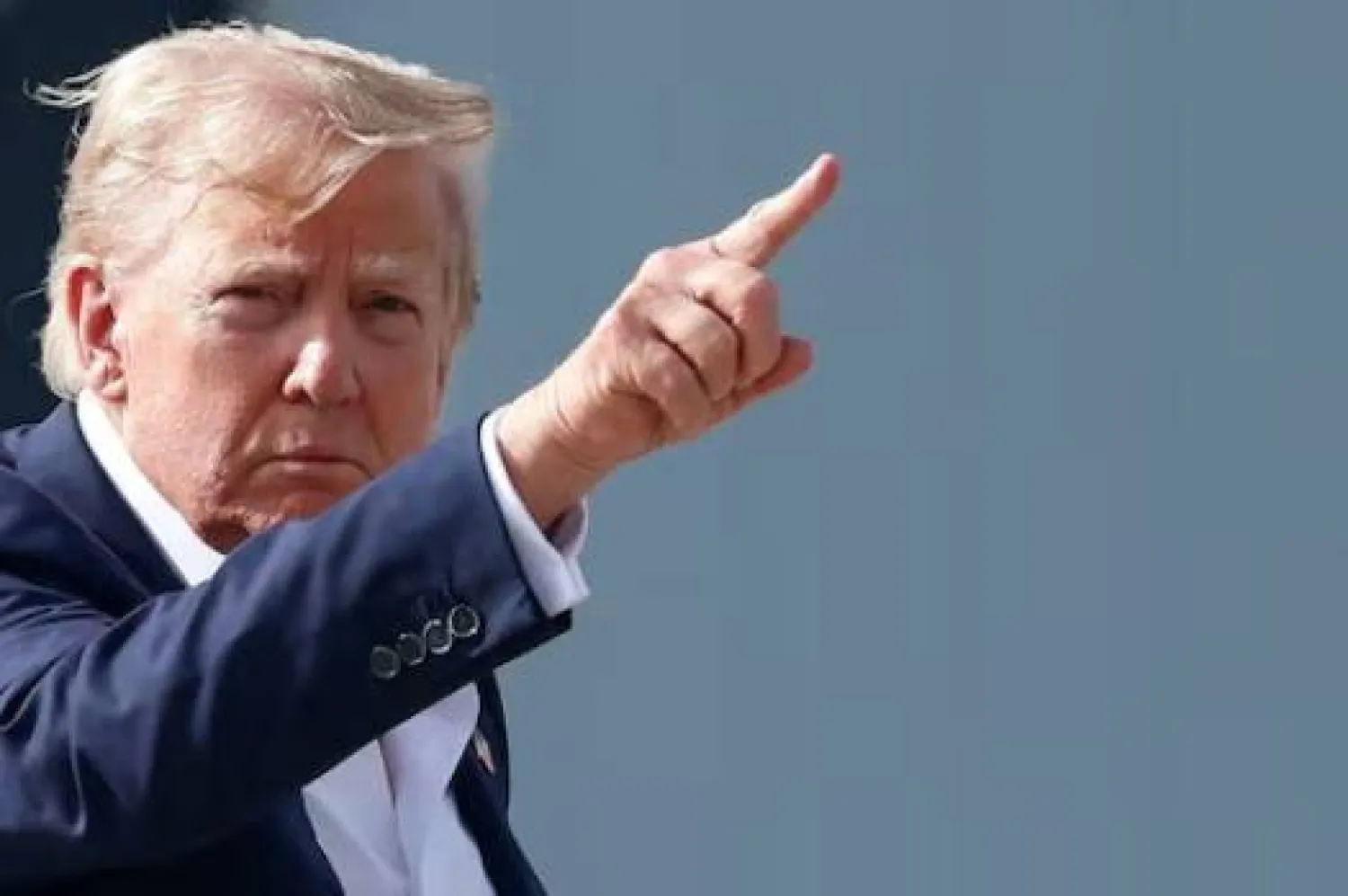 دونالد ترمب يُلوّح قبل صعوده على متن الطائرة الرئاسية «إير فورس وان» أثناء عودته إلى واشنطن 29 يوليو 2025 (رويترز)