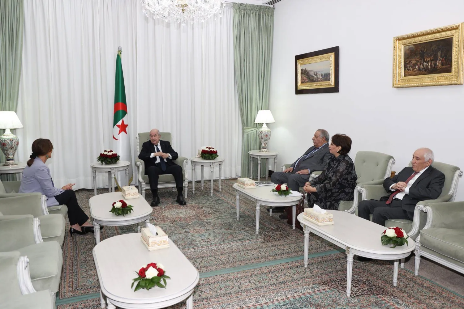 الرئيس الجزائري مع مساعديه ووزيرة الثقافة خلال محادثاته مع رئيسة جمعية «فرنسا - الجزائر» (الرئاسة الجزائرية)
