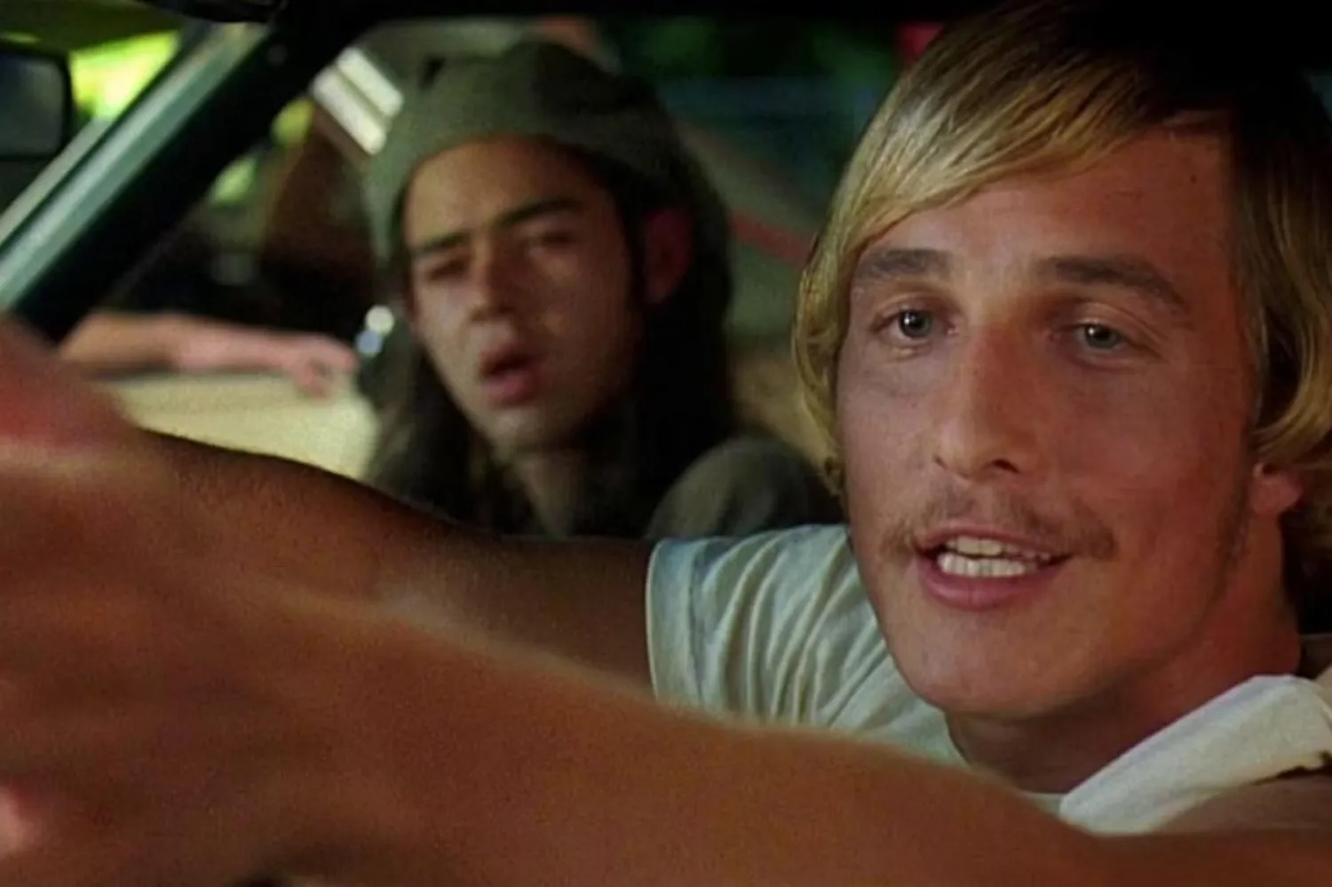 1976'da Teksas'ın ufak bir kasabasında geçen, Richard Linklater imzalı Genç ve Heyecanlı'da Matthew McConaughey, lise öğrencileriyle takılan David Wooderson karakterine hayat vermişti (Universal Pictures / Gramercy Pictures)