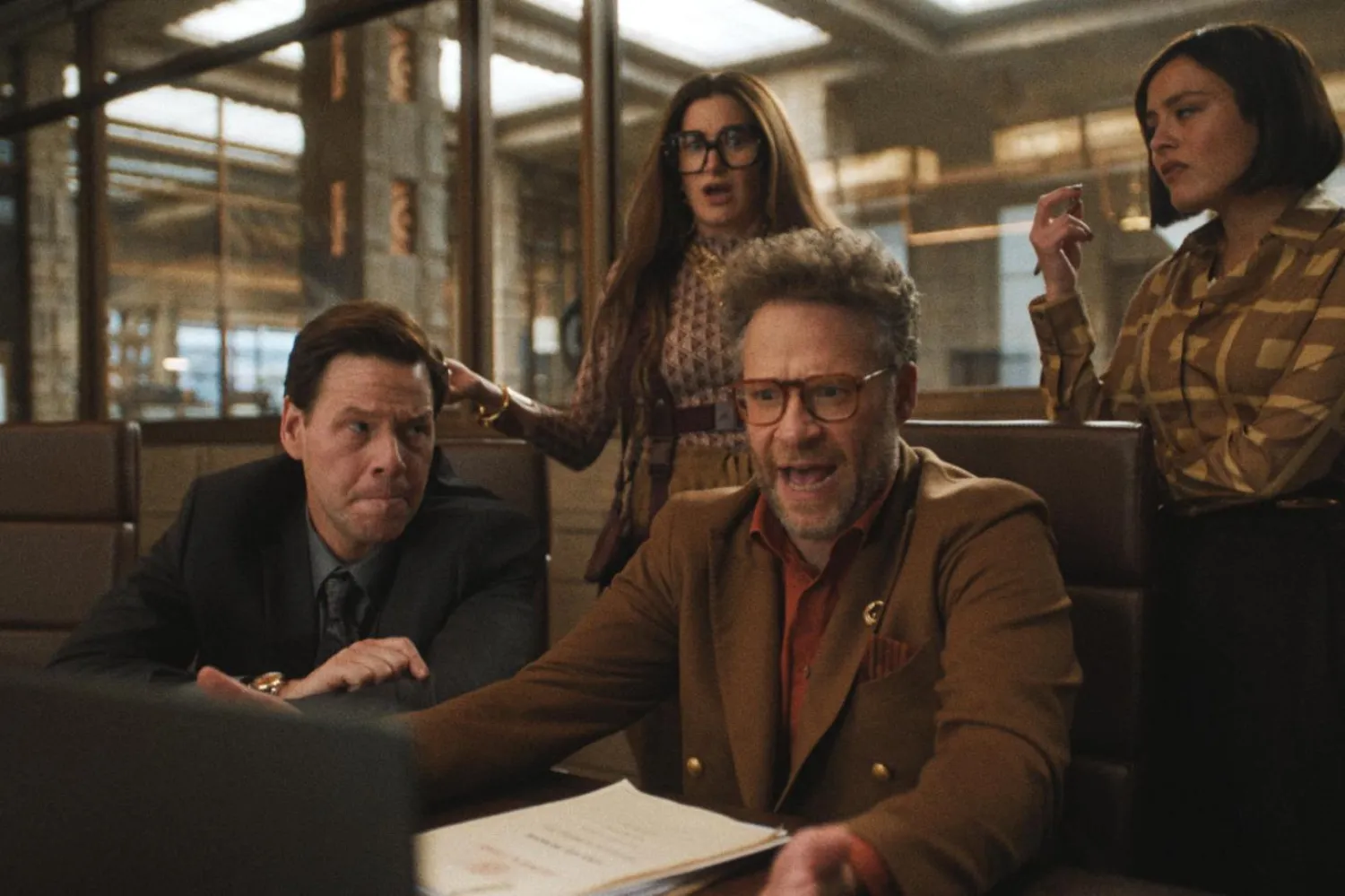 Kanadalı aktör ve komedyen Seth Rogen (sağda), The Studio'da Continental Stüdyoları'nın başına geçerek hayallerindeki işe kavuşan Matt Remick karakterine hayat veriyor (Apple TV)