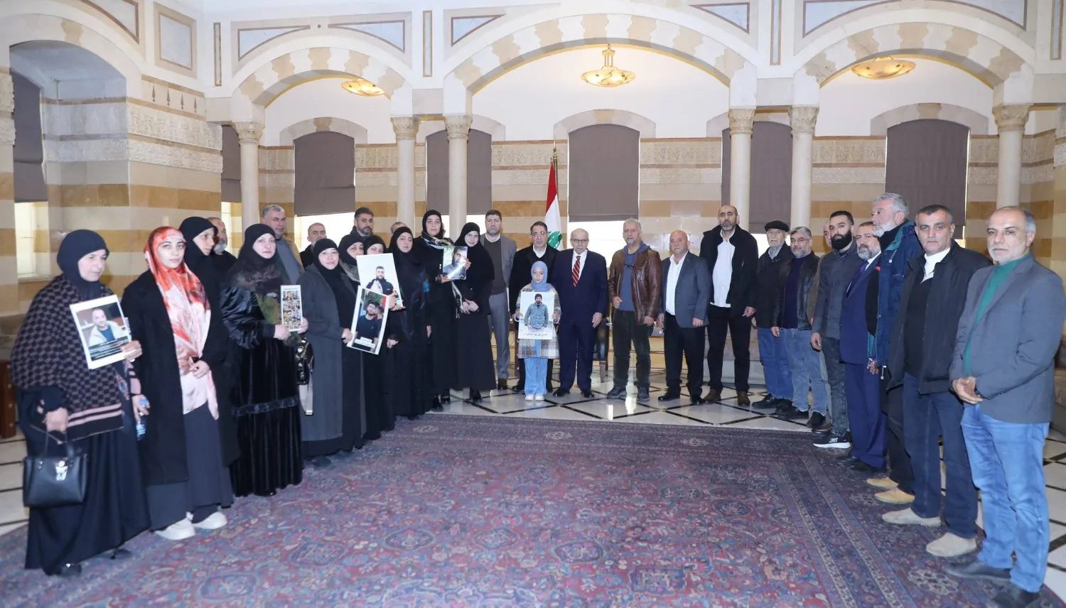 رئيس الحكومة نواف سلام متوسطاً النائب حسين الحاج حسن وأهالي الأسرى في السجون الإسرائيلية (رئاسة الحكومة)