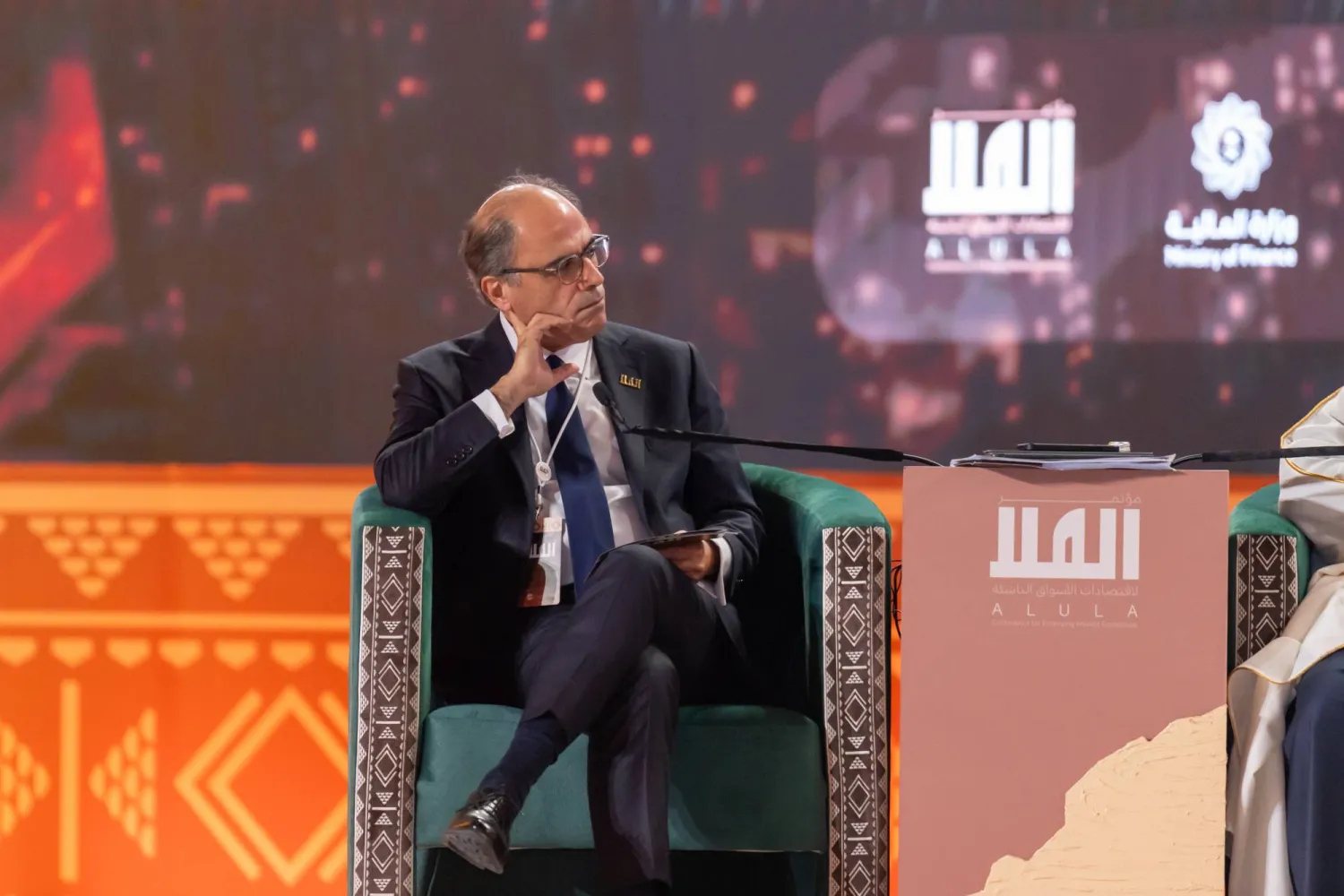 أزعور خلال مشاركته في إحدى جلسات المؤتمر في العالم الماضي (الشرق الأوسط)