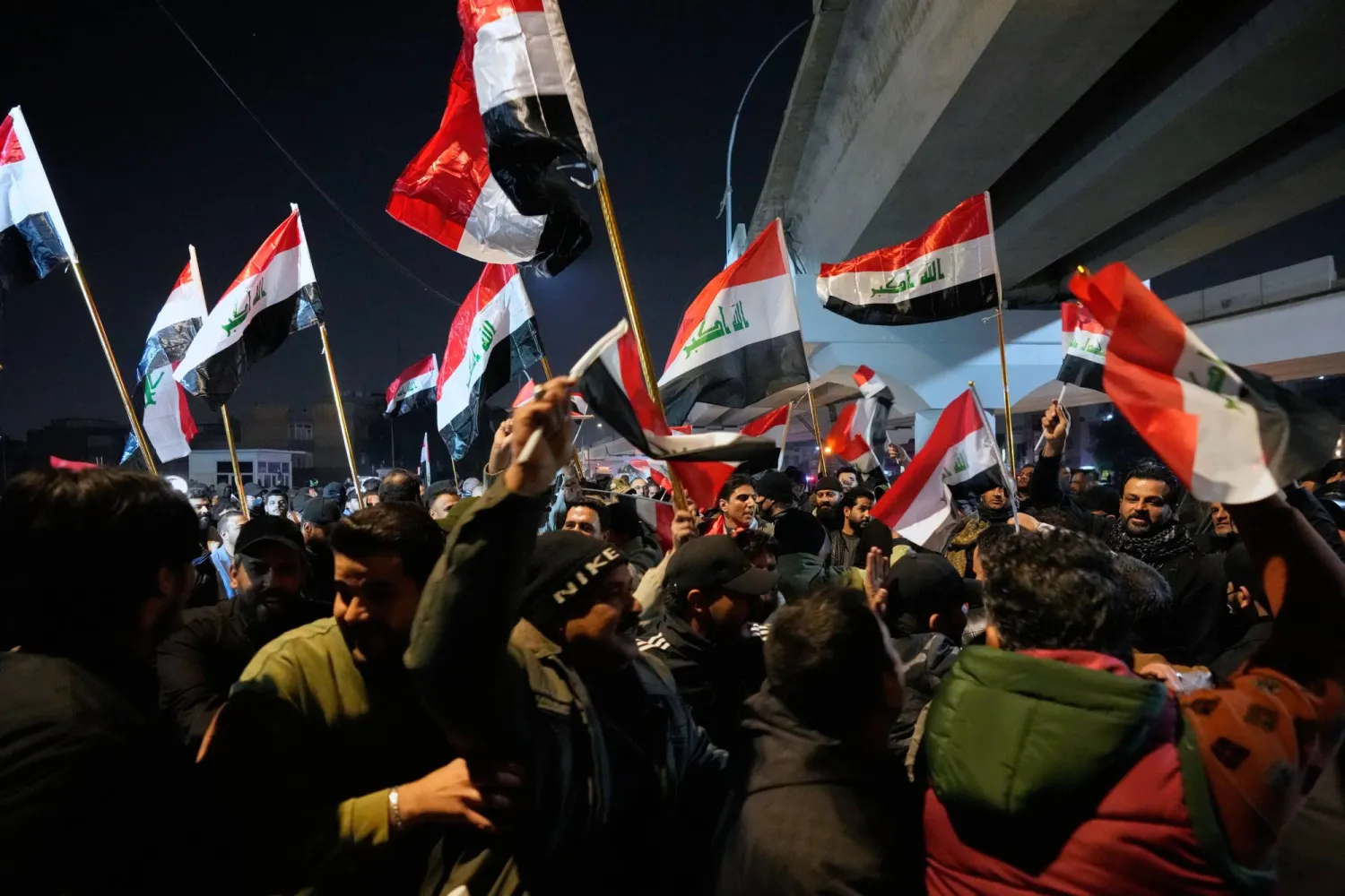 عراقيون يتظاهرون قرب «المنطقة الخضراء» في بغداد تنديداً بتصريحات الرئيس الأميركي دونالد ترمب (أ.ب)