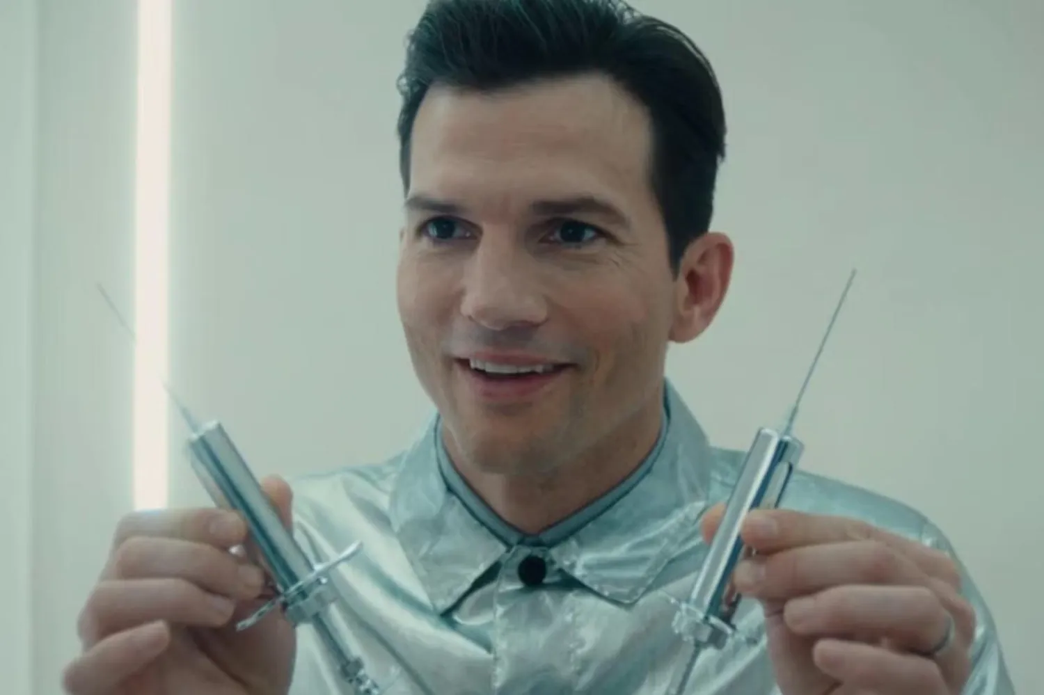 The Beauty'de Ashton Kutcher'ın canlandırdığı karakter, gizlice geliştirdiği "mucizevi" ilacı korumak için her şeyi göze alıyor (Hulu / FX / Disney+)