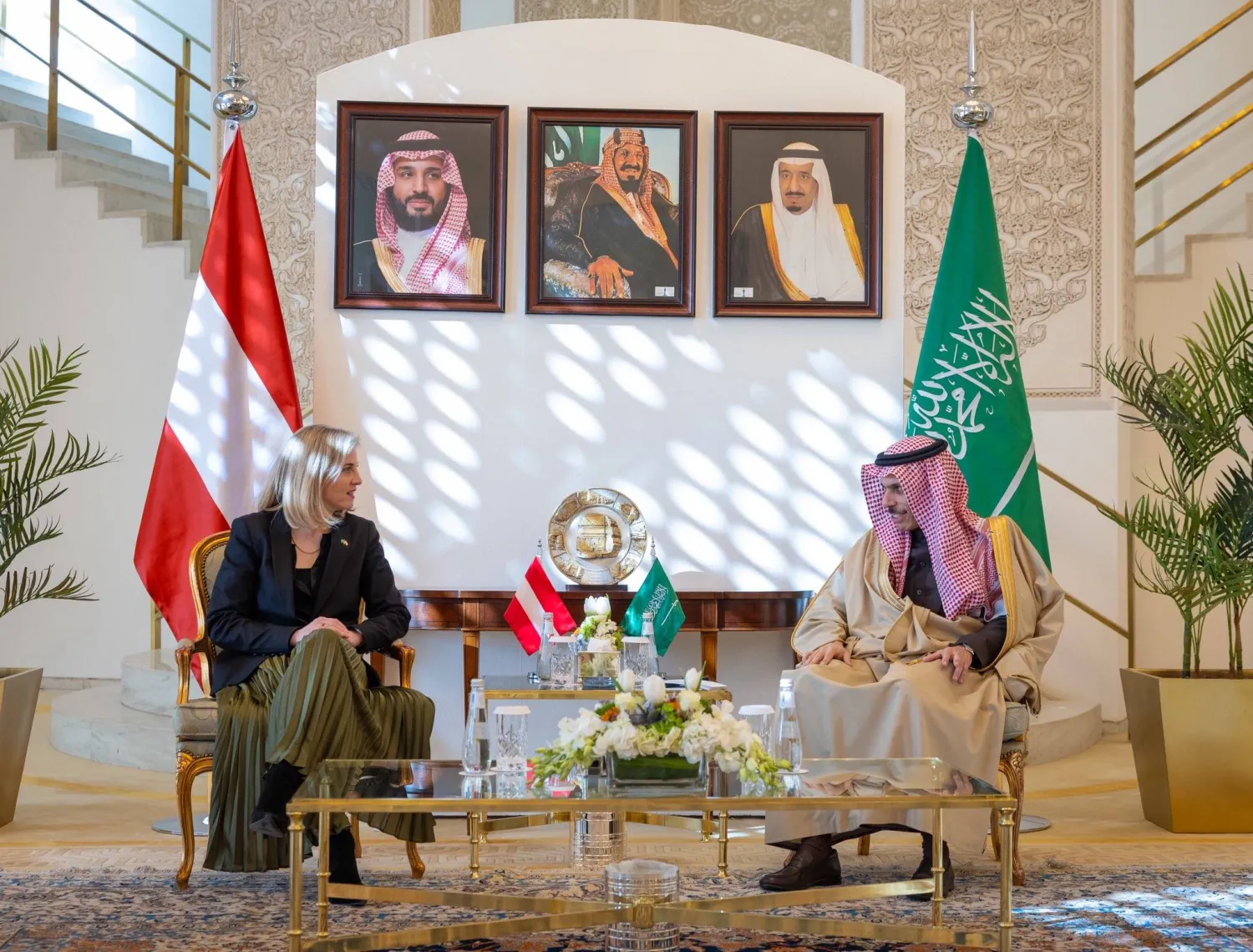 الأمير فيصل بن فرحان والوزيرة بياته ماينل رايزنجر خلال لقائهما في الرياض الخميس (الخارجية السعودية)