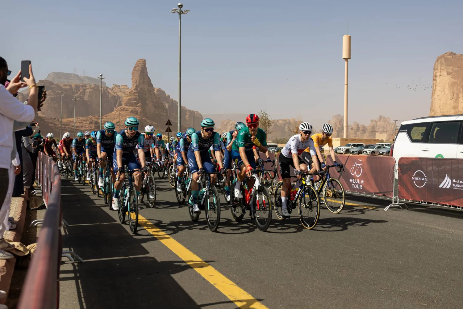 الدرّاجون خلال منافسات المرحلة الثالثة (الشرق الأوسط)