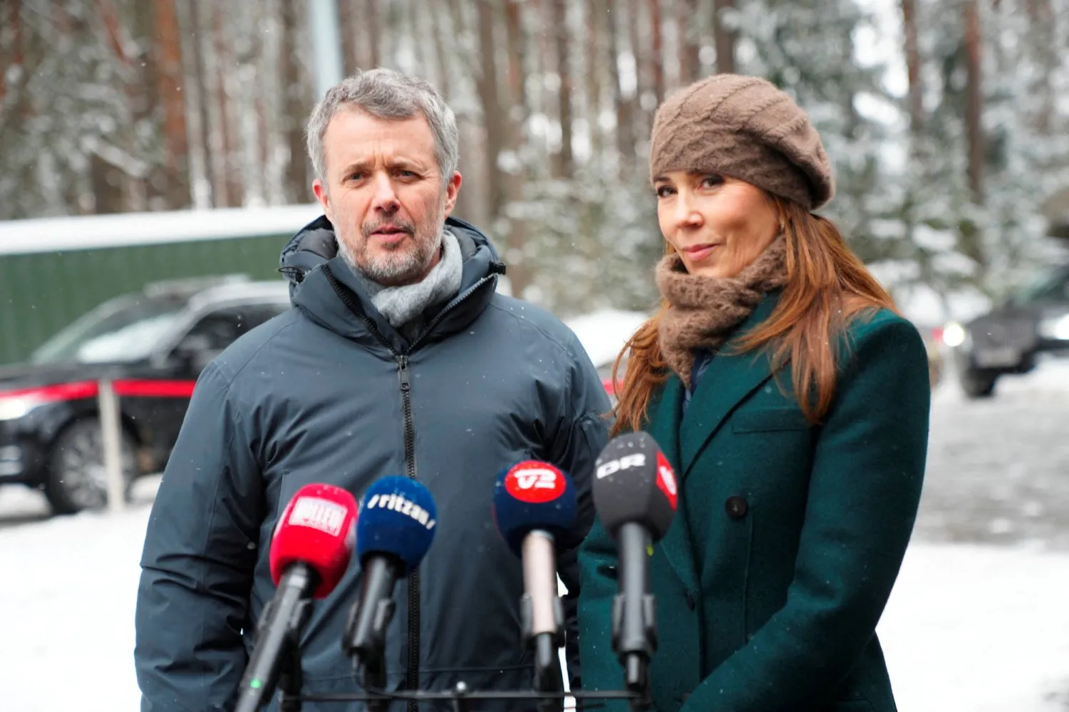 ملك الدنمارك فريدريك العاشر والملكة ماري خلال مؤتمر صحافي في فيلنيوس عاصمة ليتوانيا (رويترز)