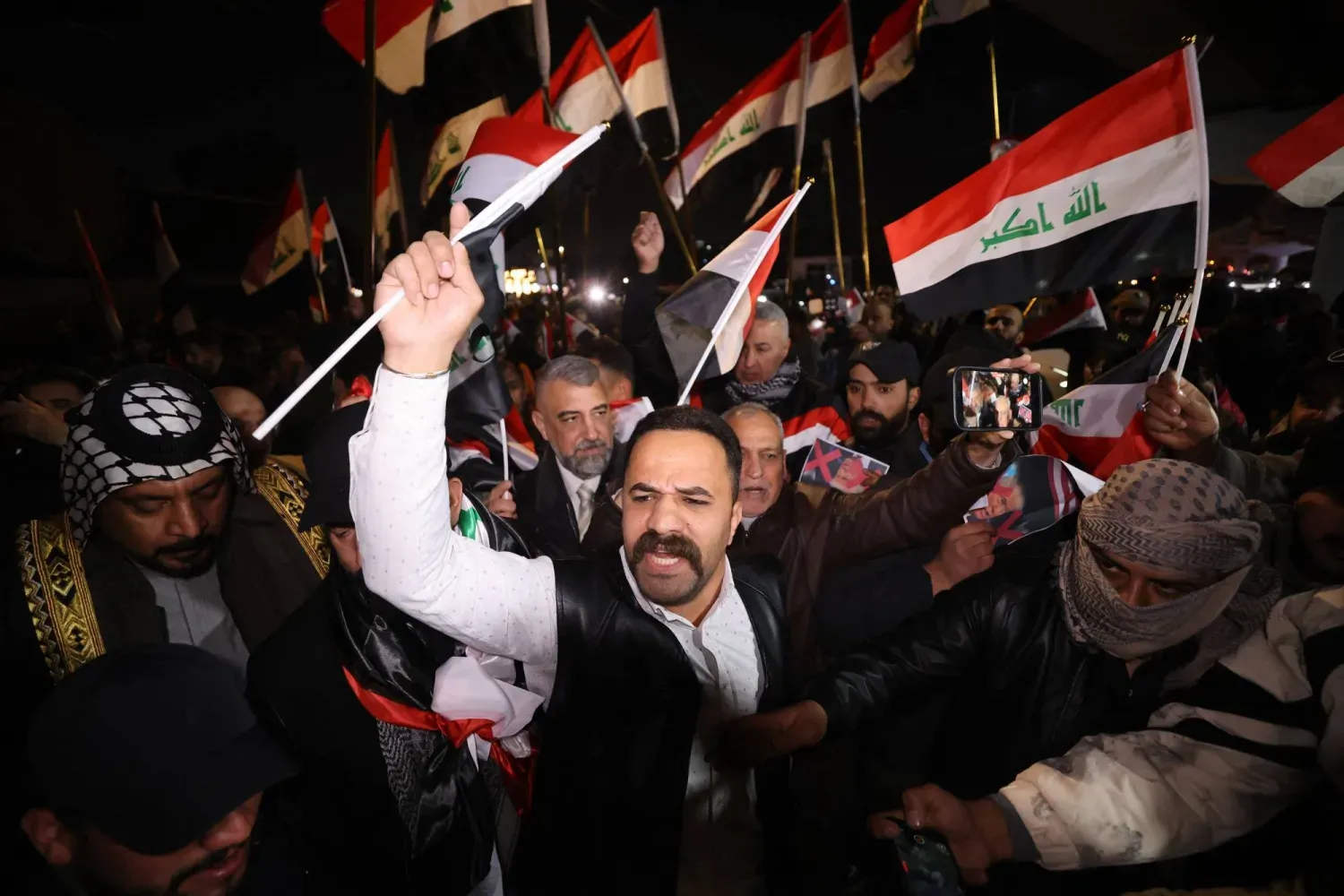 Bağdat’ta Yeşil Bölge dışında, 28 Ocak Çarşamba akşamı Nuri el-Maliki destekçileri, ABD Başkanı Donald Trump’ın açıklamalarını protesto etti (AFP)