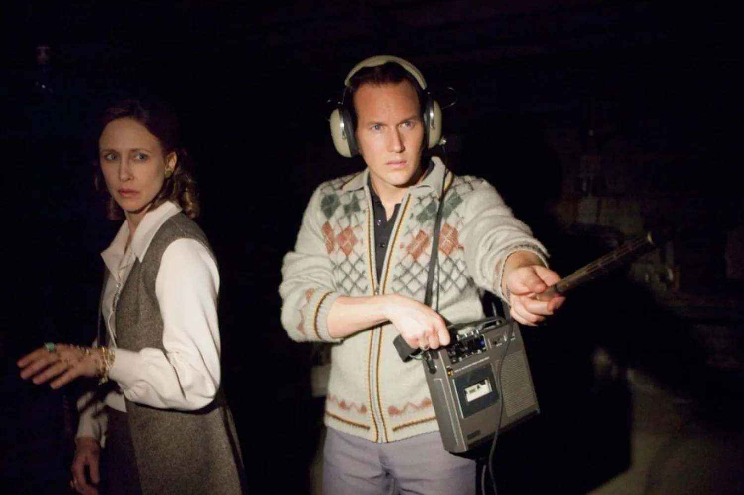 Seride Lorraine Warren'ı canlandıran 52 yaşındaki Vera Farmiga (solda), Jason Reitman yönetmenliğindeki Aklı Havada'daki (Up in the Air) performansıyla Oscar'a aday gösterilmişti (Warner Bros)